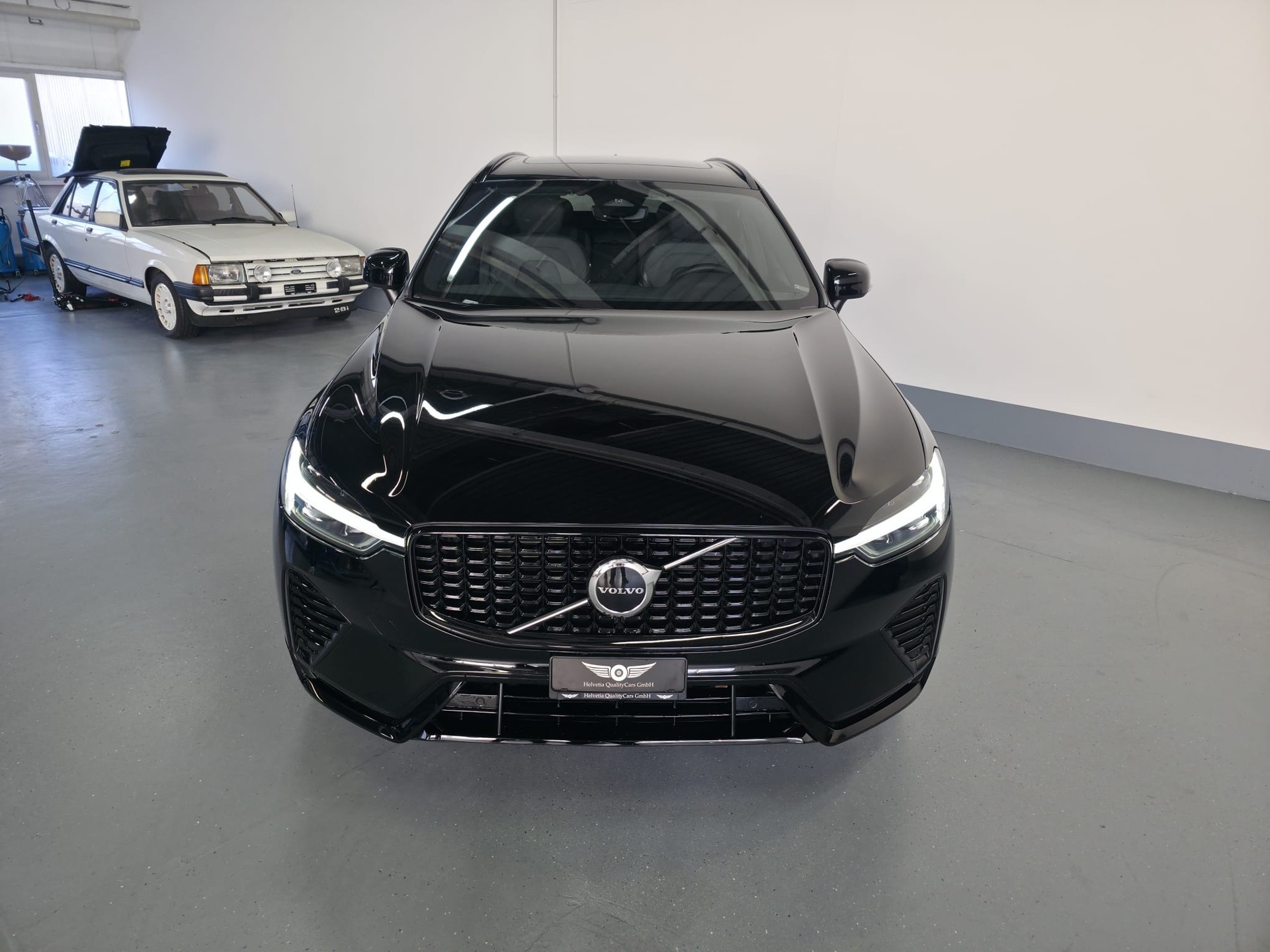VOLVO XC60 B4 Diesel Mild Hybrid AWD Plus Dark Geartronic-image-4