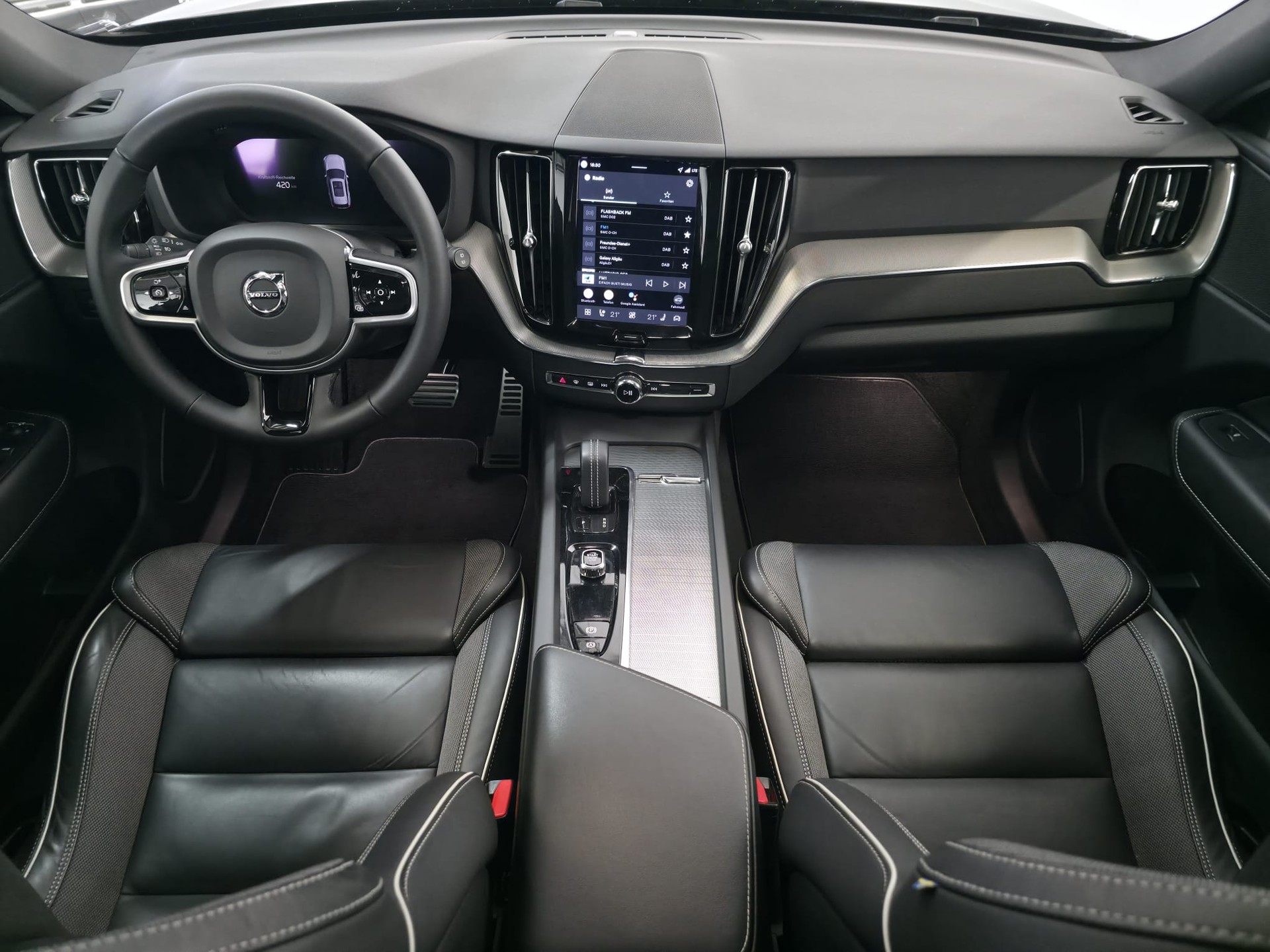 VOLVO XC60 B4 Diesel Mild Hybrid AWD Plus Dark Geartronic-image-14