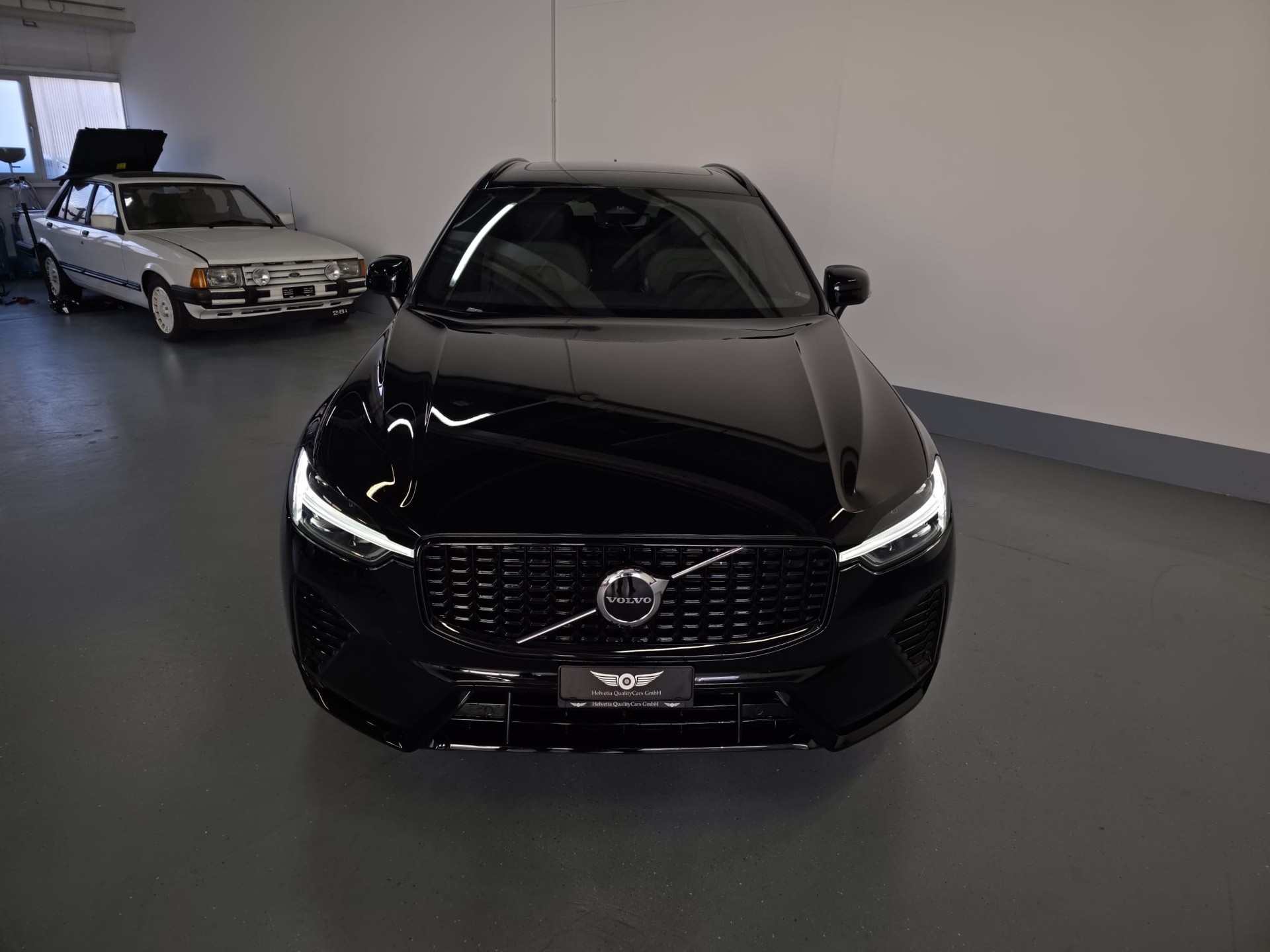 VOLVO XC60 B4 Diesel Mild Hybrid AWD Plus Dark Geartronic-image-5