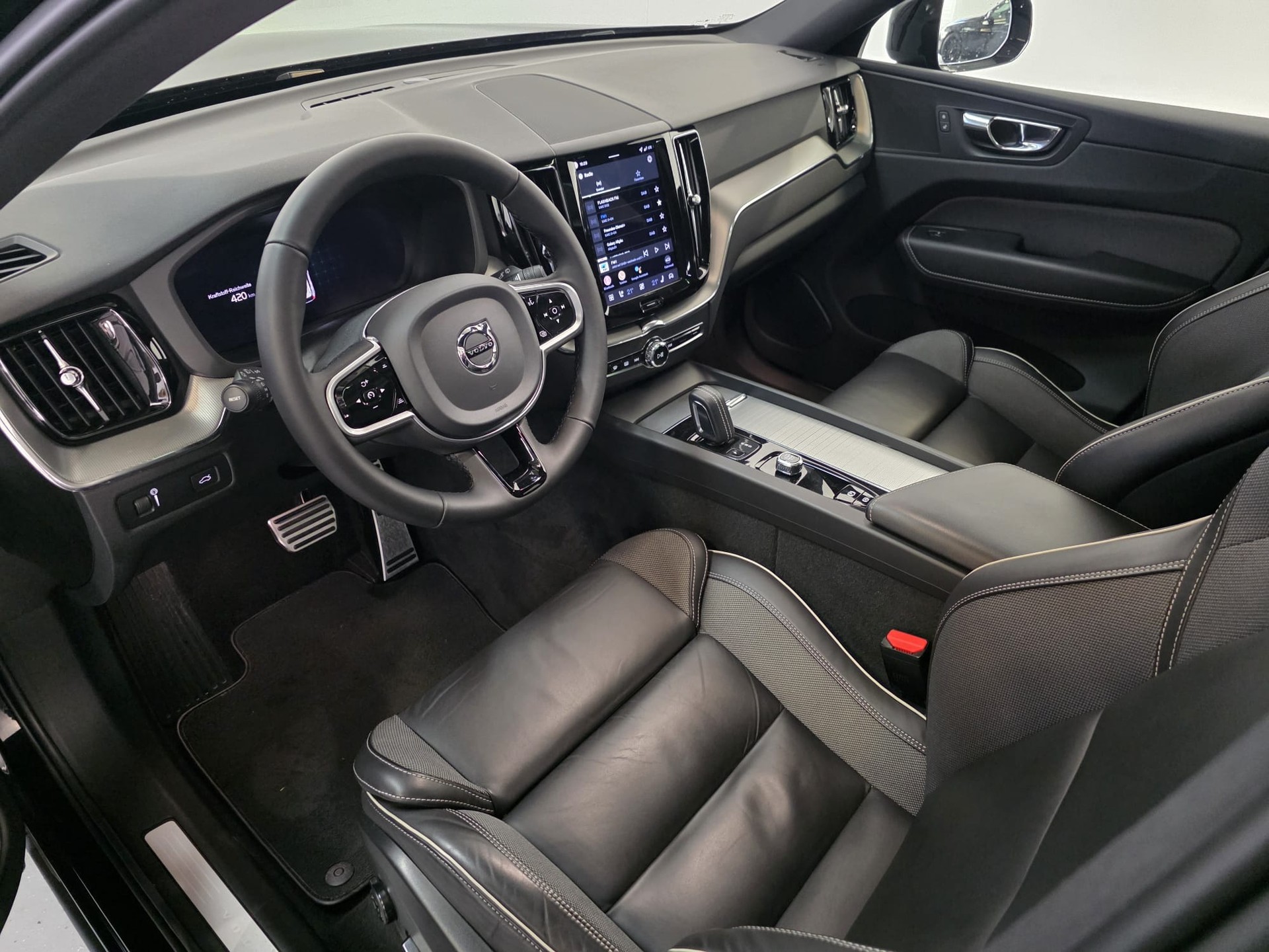 VOLVO XC60 B4 Diesel Mild Hybrid AWD Plus Dark Geartronic-image-16