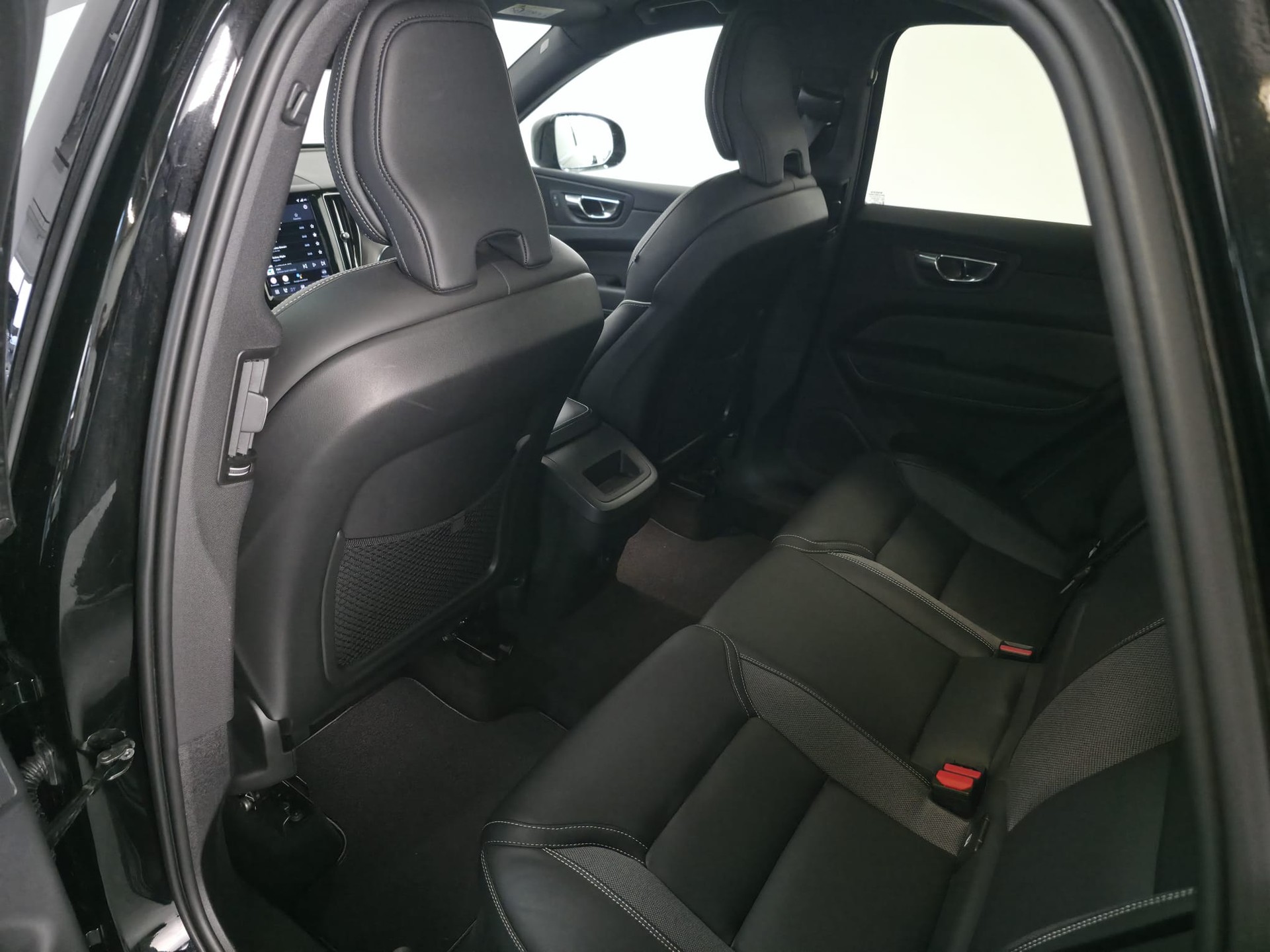 VOLVO XC60 B4 Diesel Mild Hybrid AWD Plus Dark Geartronic-image-18