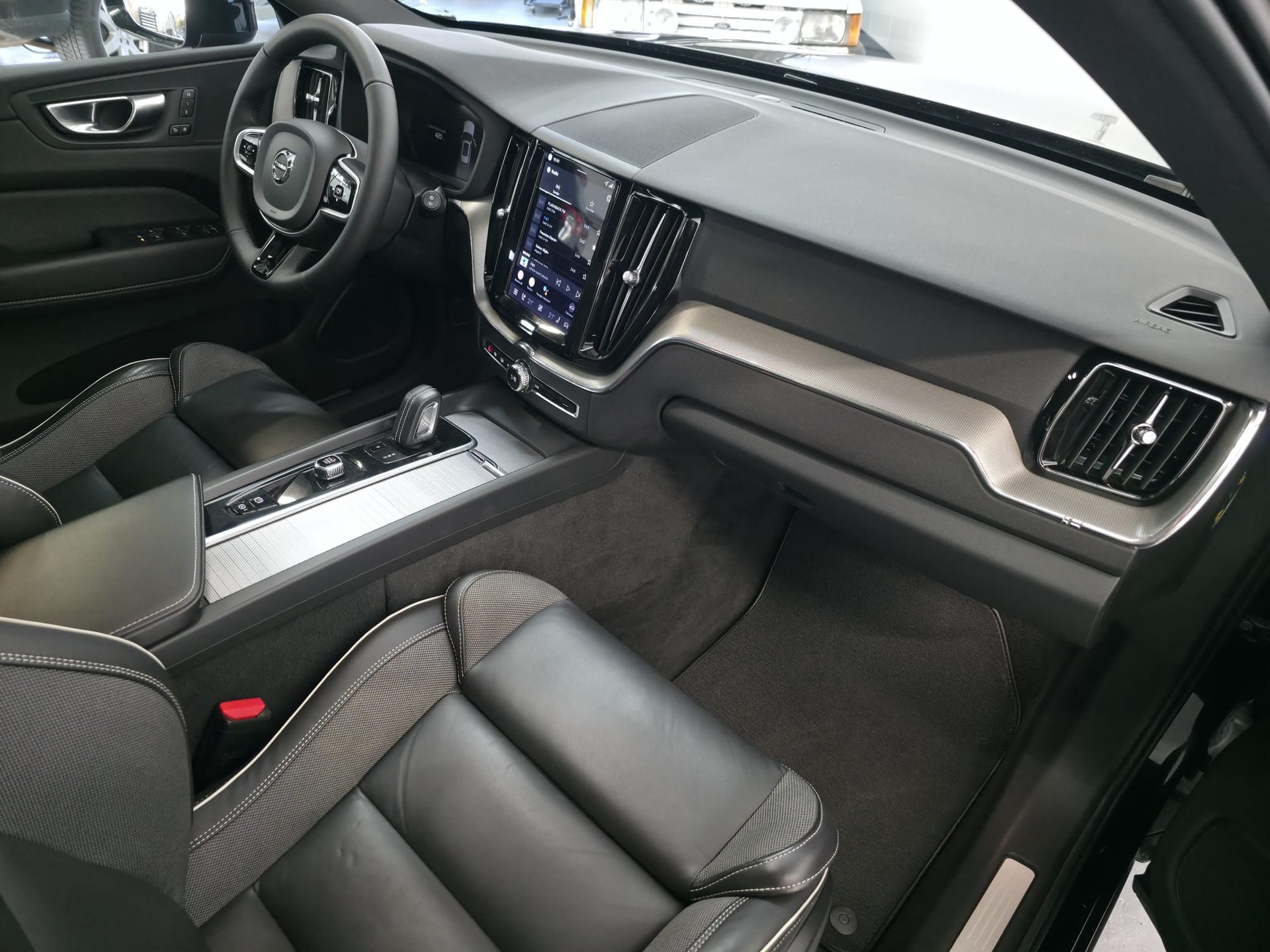 VOLVO XC60 B4 Diesel Mild Hybrid AWD Plus Dark Geartronic-image-15
