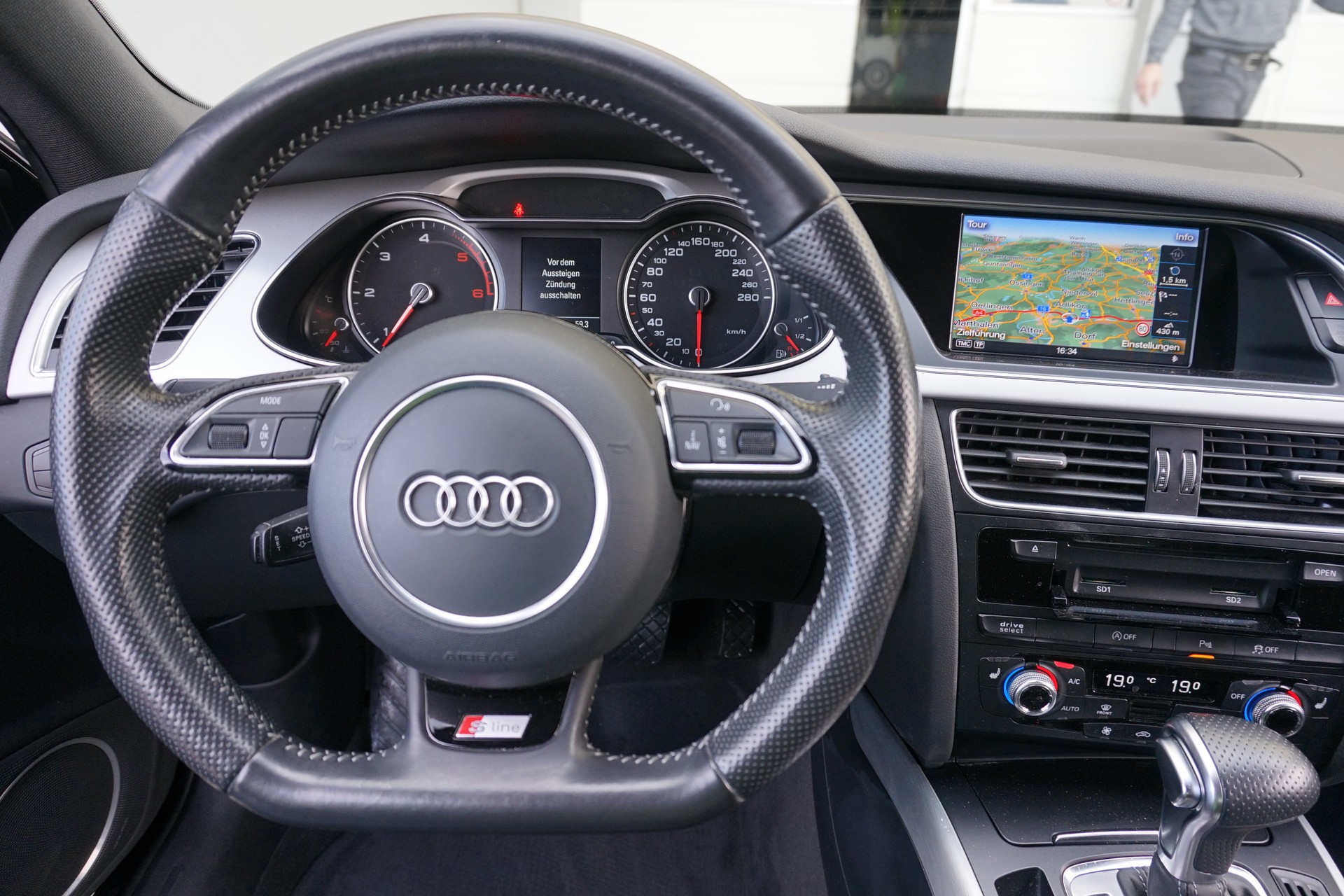 AUDI A4 Avant 2.0 TDI quattro S-Line 190PS-image-16