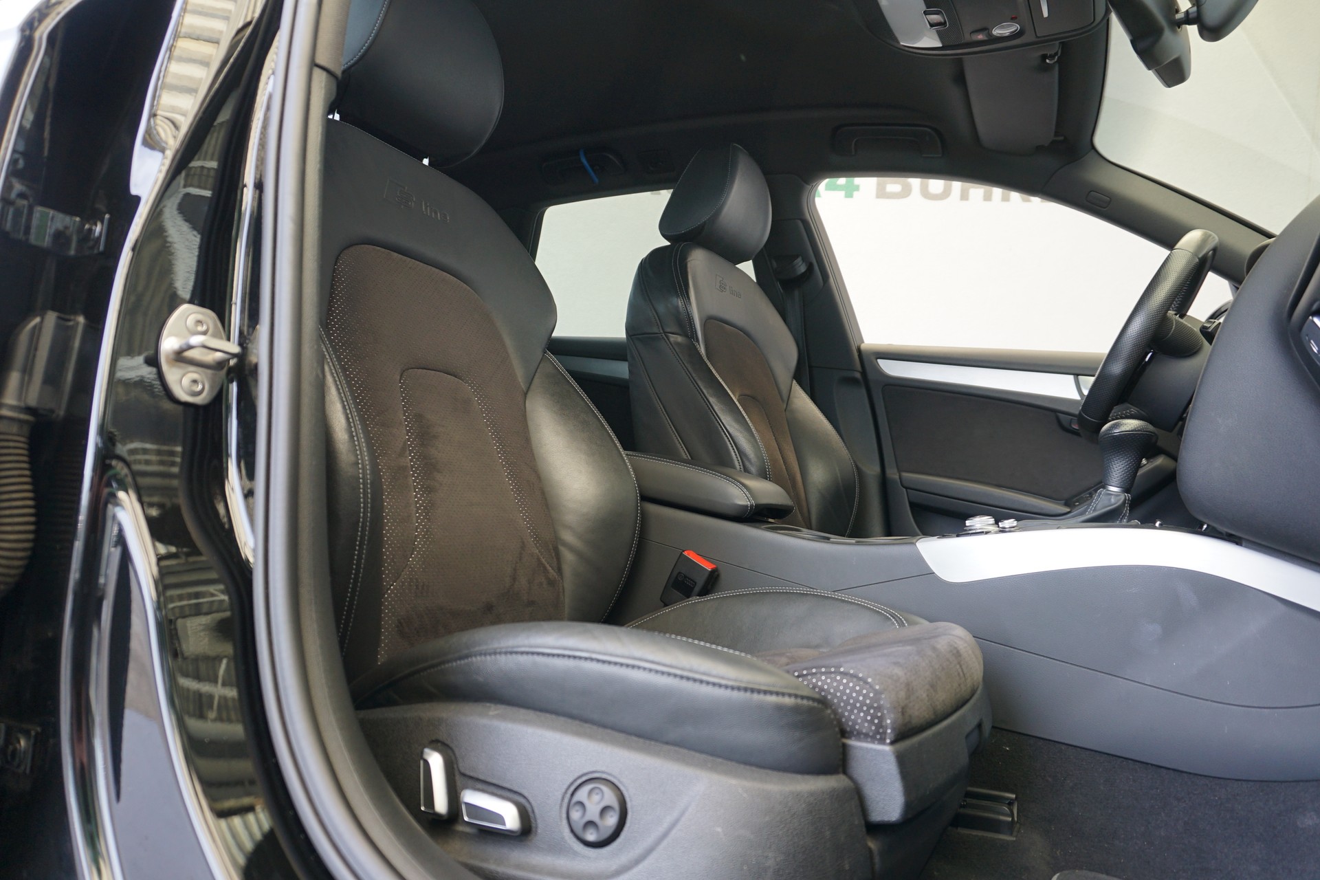 AUDI A4 Avant 2.0 TDI quattro S-Line 190PS-image-19