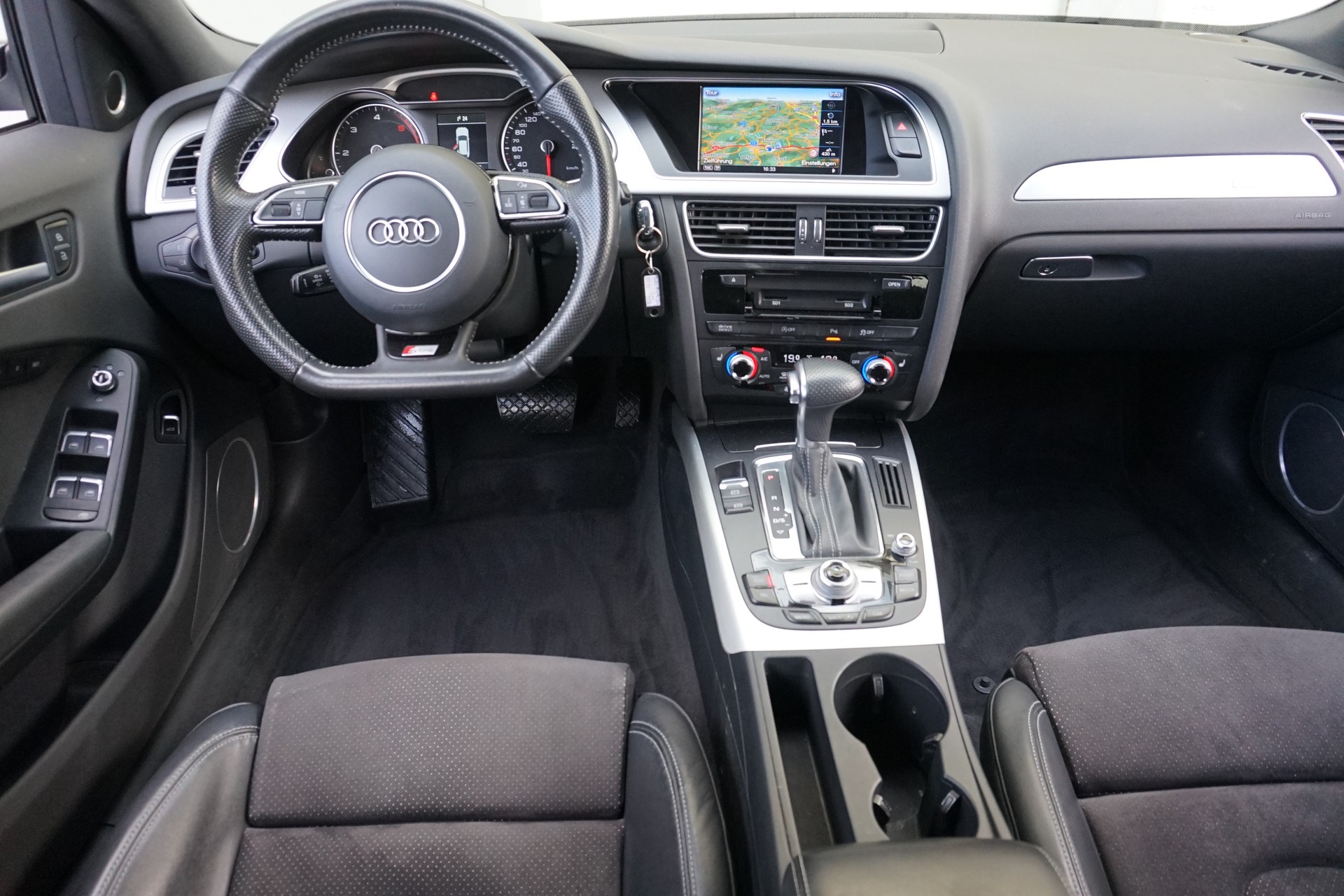 AUDI A4 Avant 2.0 TDI quattro S-Line 190PS-image-13