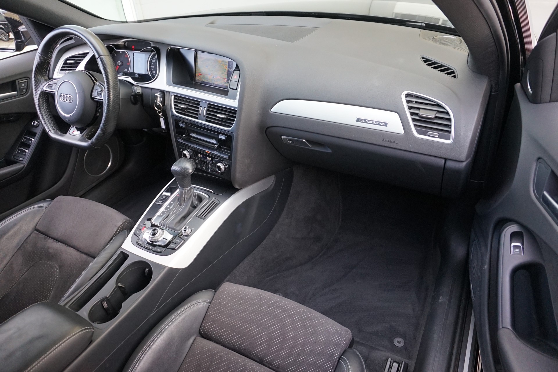 AUDI A4 Avant 2.0 TDI quattro S-Line 190PS-image-15