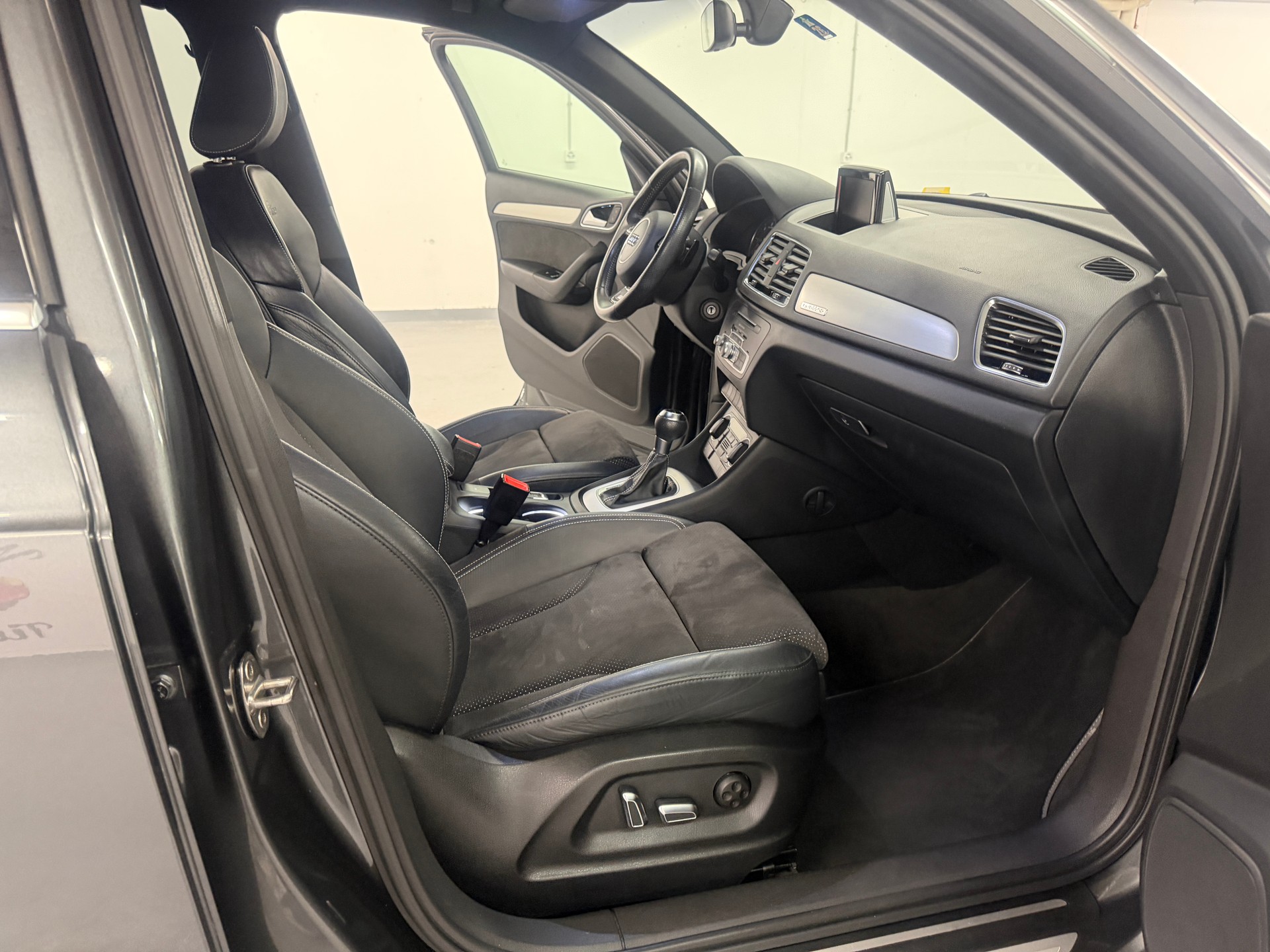 AUDI Q3 2.0 TDI sport quattro S-tronic-image-12