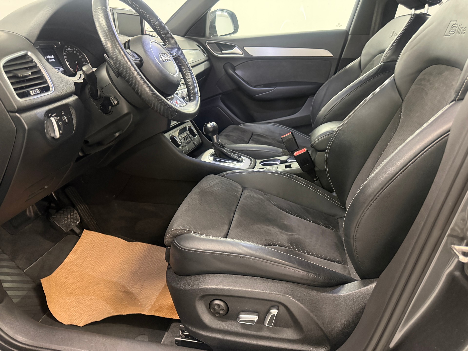 AUDI Q3 2.0 TDI sport quattro S-tronic-image-9