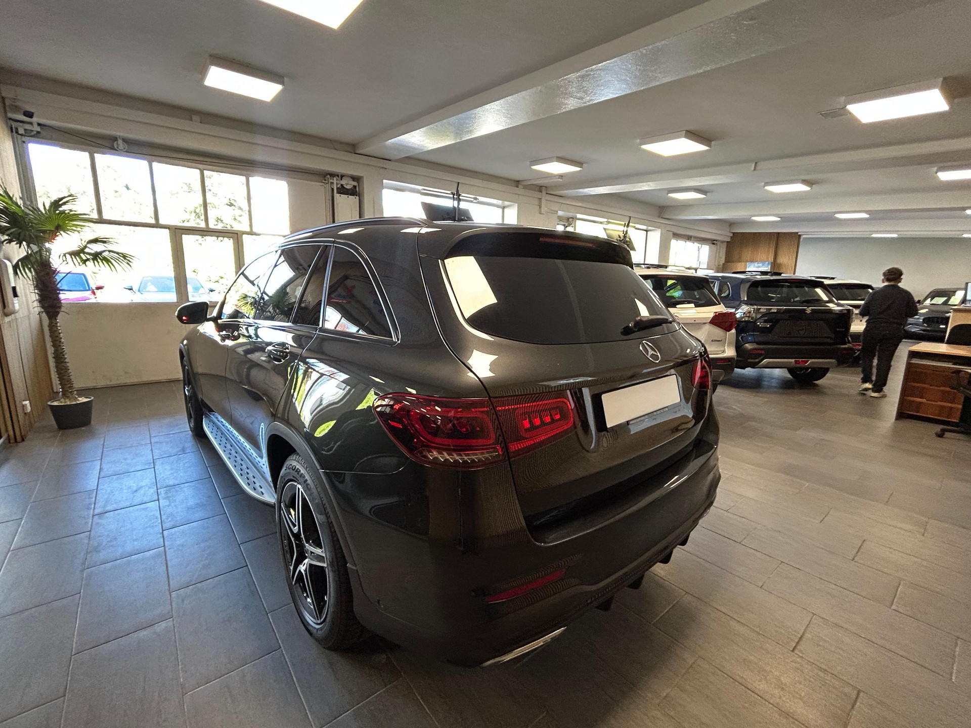 MERCEDES-BENZ GLC 220 d AMG Line 4m-image-4
