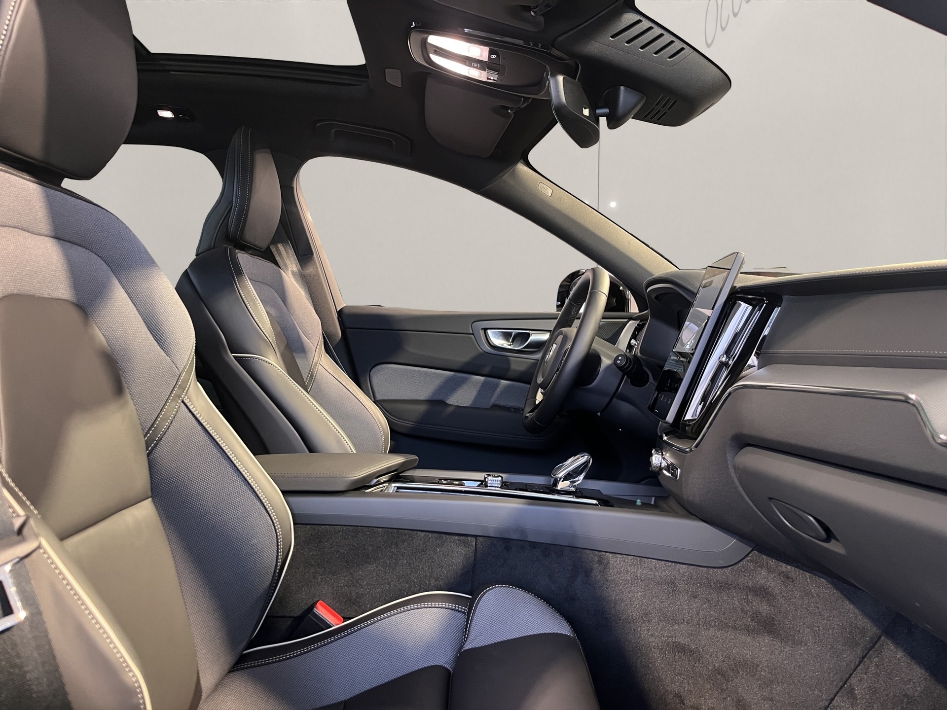 VOLVO XC60 2.0 T6 TE Black Edition eAWD-image-14