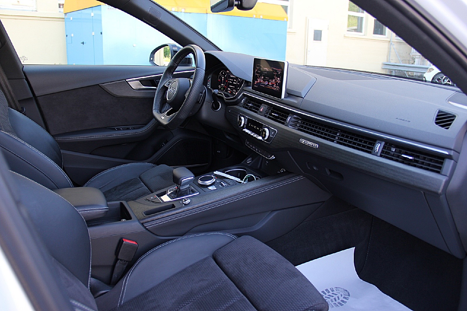 AUDI A4 Avant 40 TDI Sport quattro S-tronic-image-12