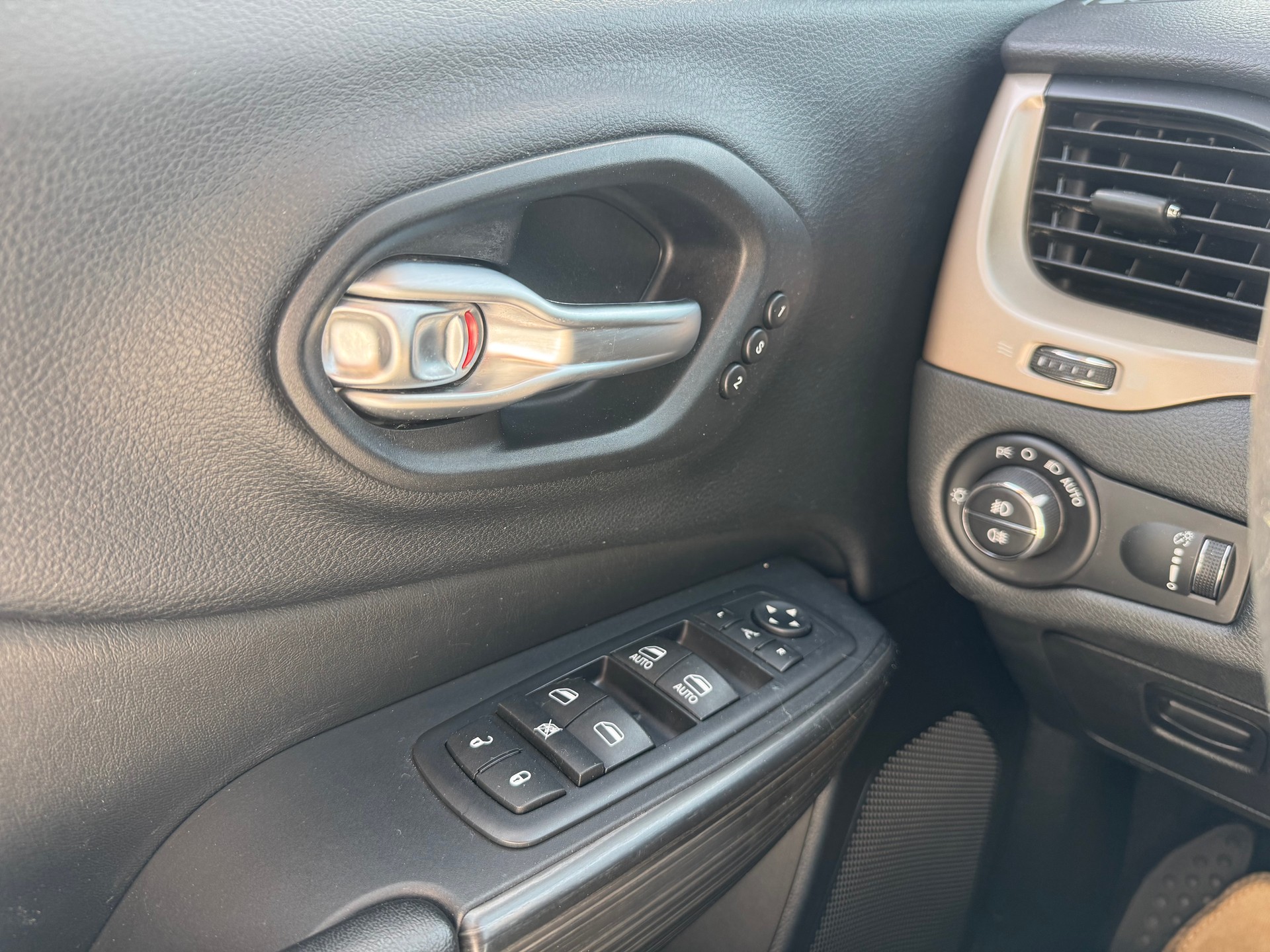 JEEP Cherokee 2.2TD Limited AWD 9ATX-image-12