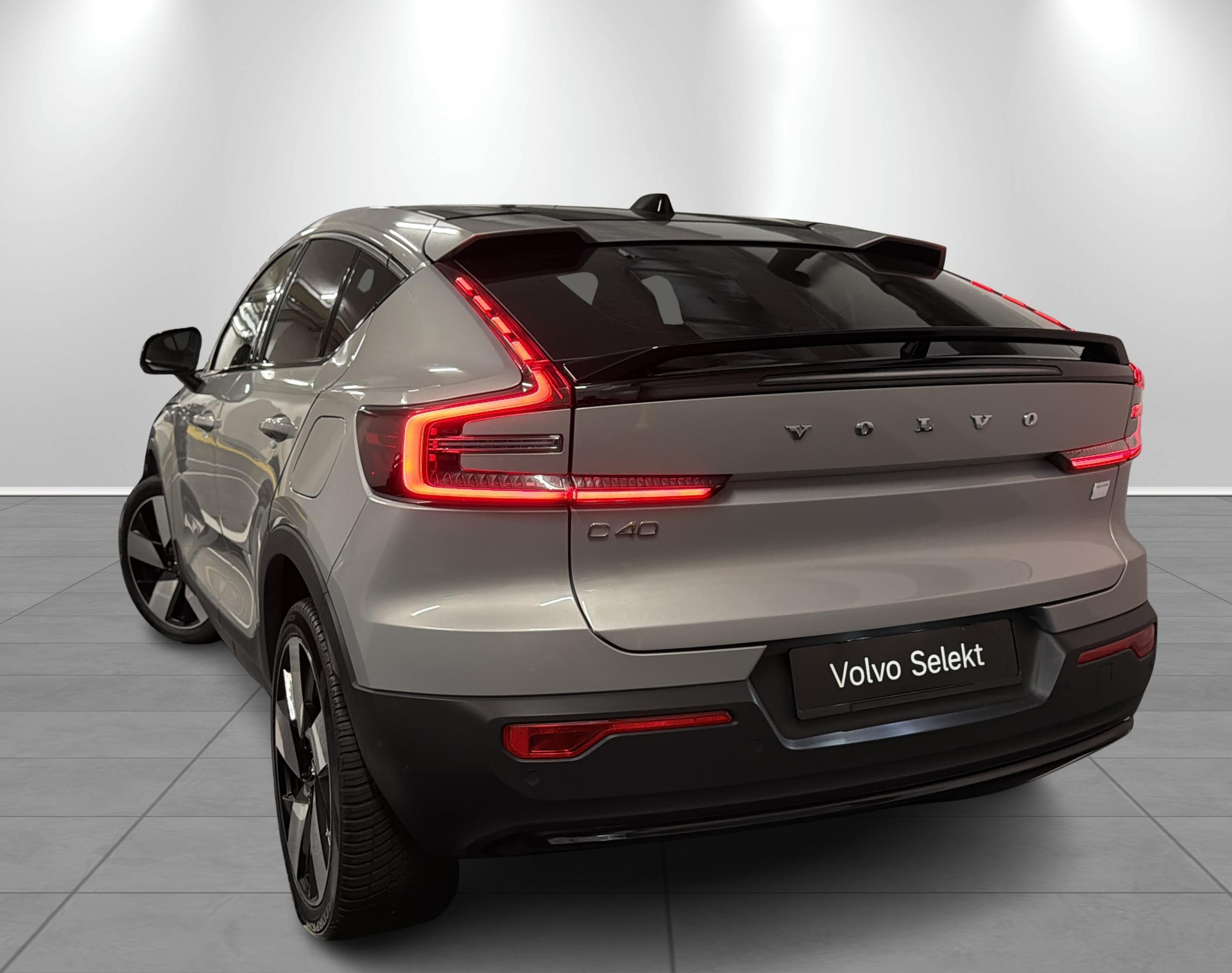 VOLVO C40 E80 Core-showroom-element-1