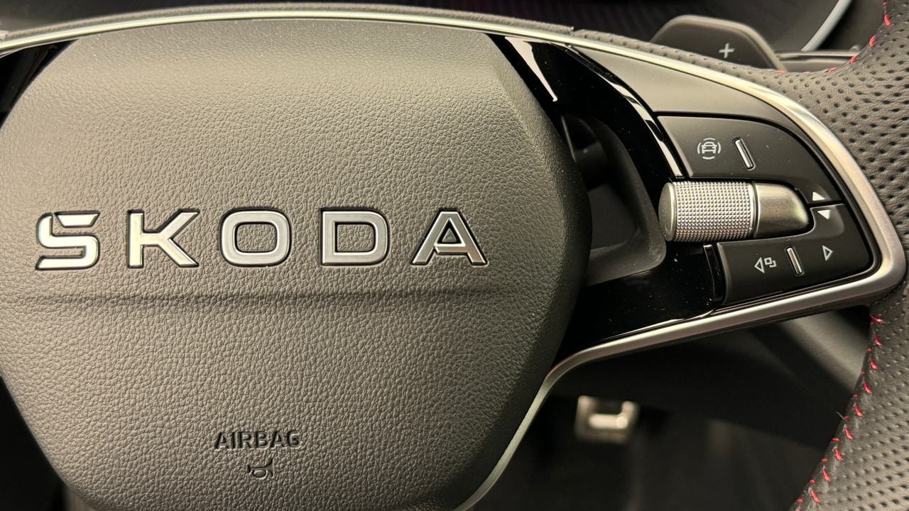 SKODA Octavia Combi 2.0 TSI DSG RS-image-9