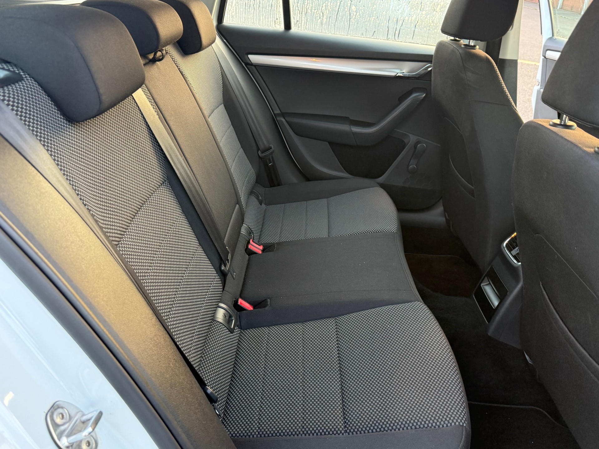 SKODA Octavia Combi 2.0 TDI Ambition 4x4 DSG-image-10