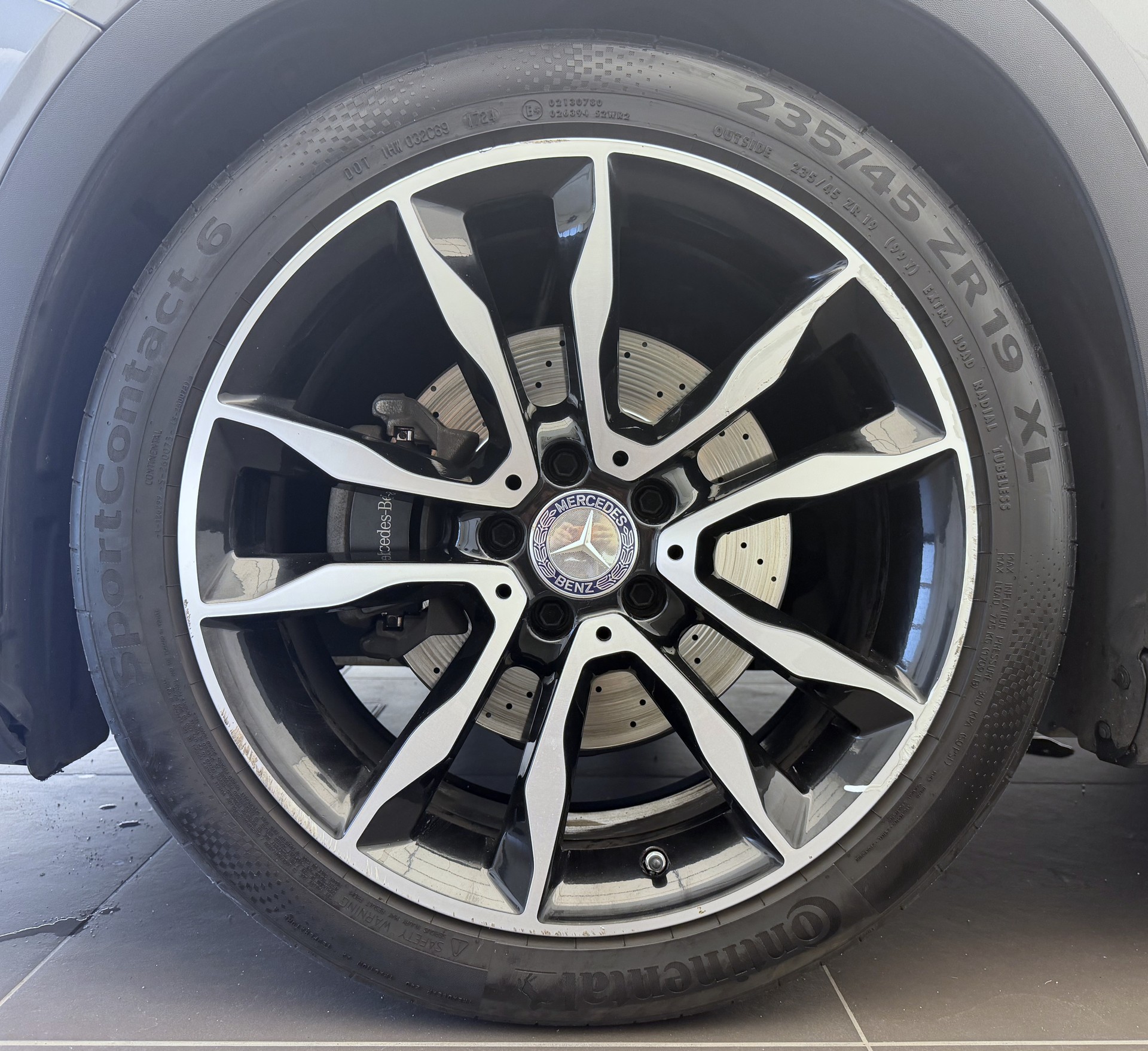 MERCEDES-BENZ GLA 250 AMG Line 4Matic 7G-DCT-image-2
