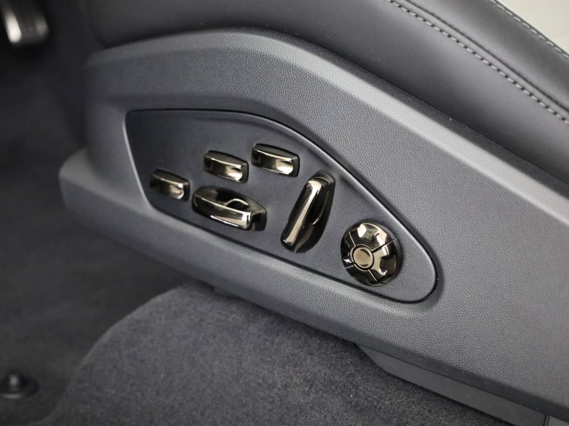 PORSCHE Cayenne Turbo Coupé Electric-image-18