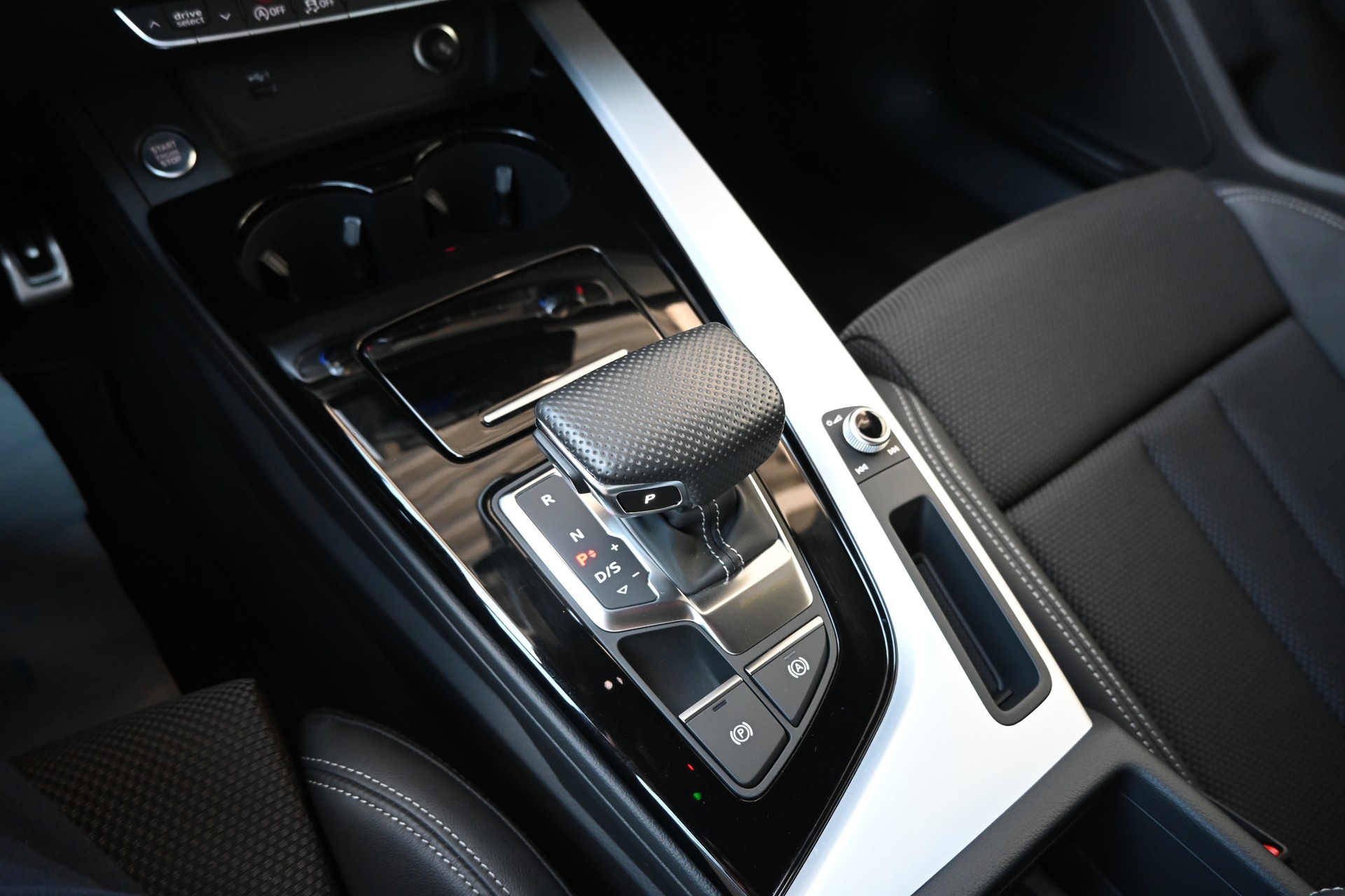 AUDI A4 Avant 40 TFSI S line S-tronic quattro + AHK 1700kg-image-21