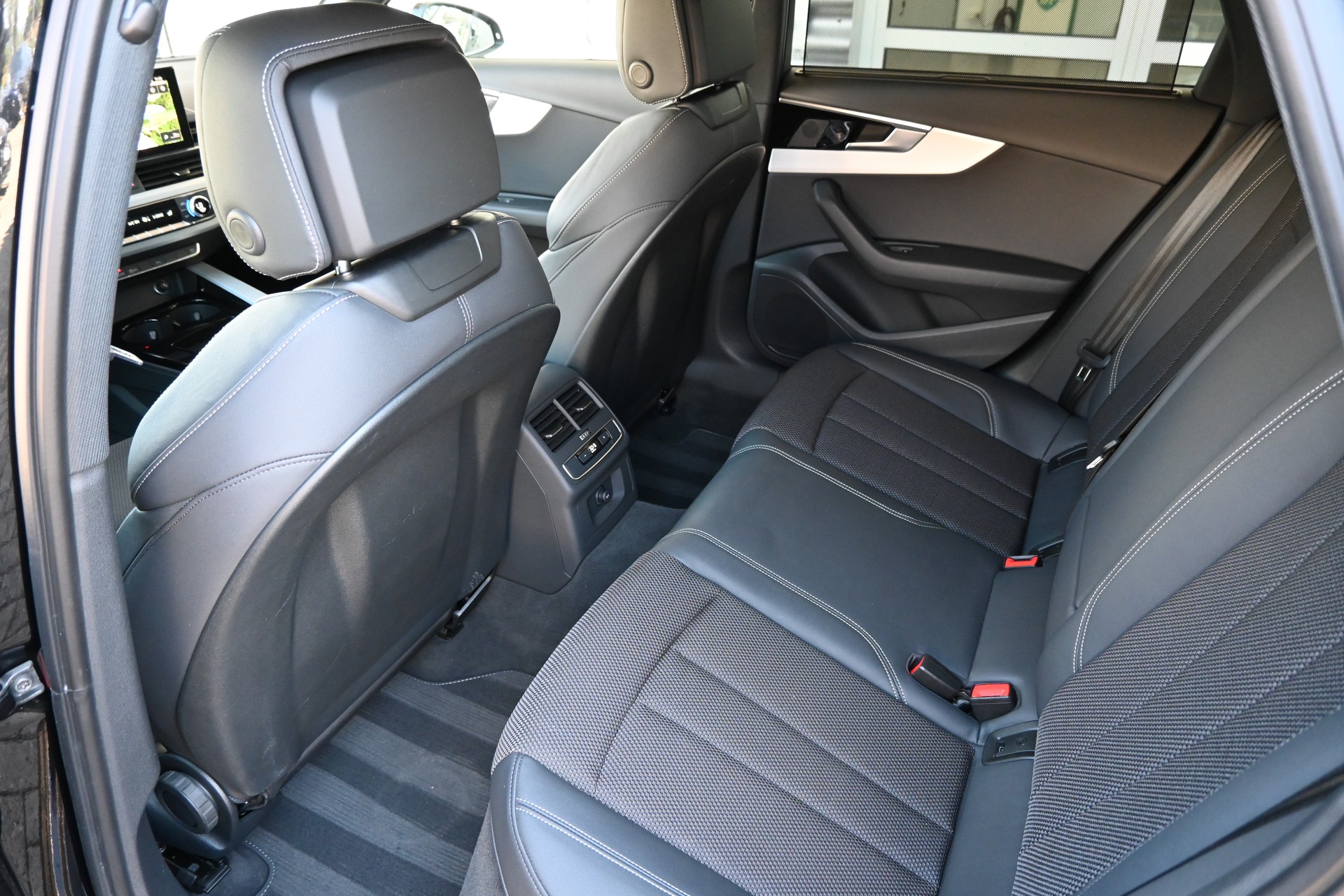 AUDI A4 Avant 40 TFSI S line S-tronic quattro + AHK 1700kg-image-16