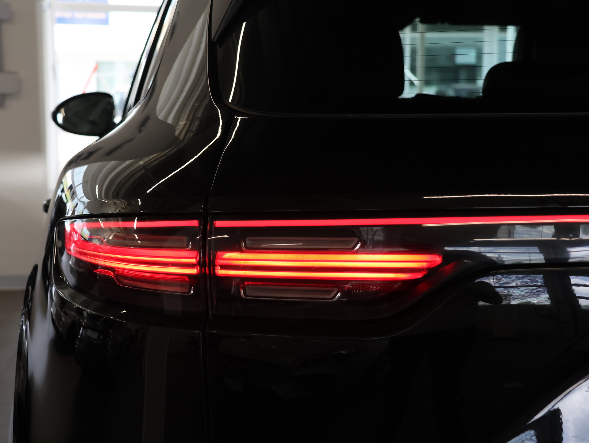 PORSCHE Cayenne E-Hybrid *Panoramadach* *Rückfahrkamera* *Frischer Service*-image-25