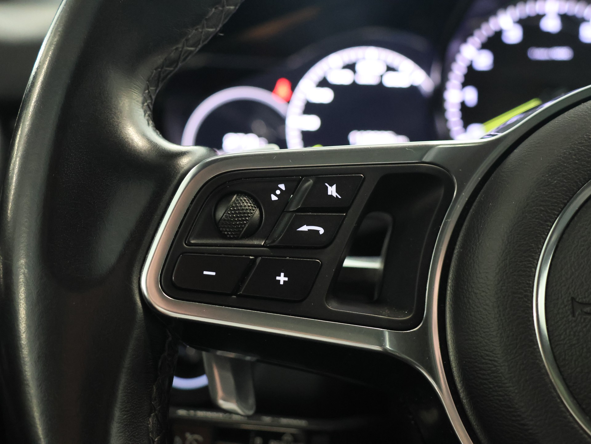 PORSCHE Cayenne E-Hybrid *Panoramadach* *Rückfahrkamera* *Frischer Service*-image-22