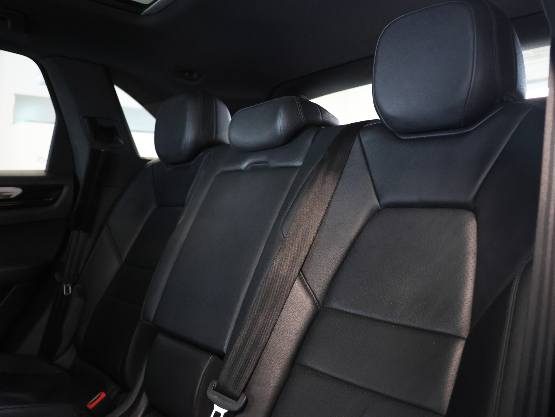 PORSCHE Cayenne E-Hybrid *Panoramadach* *Rückfahrkamera* *Frischer Service*-image-23