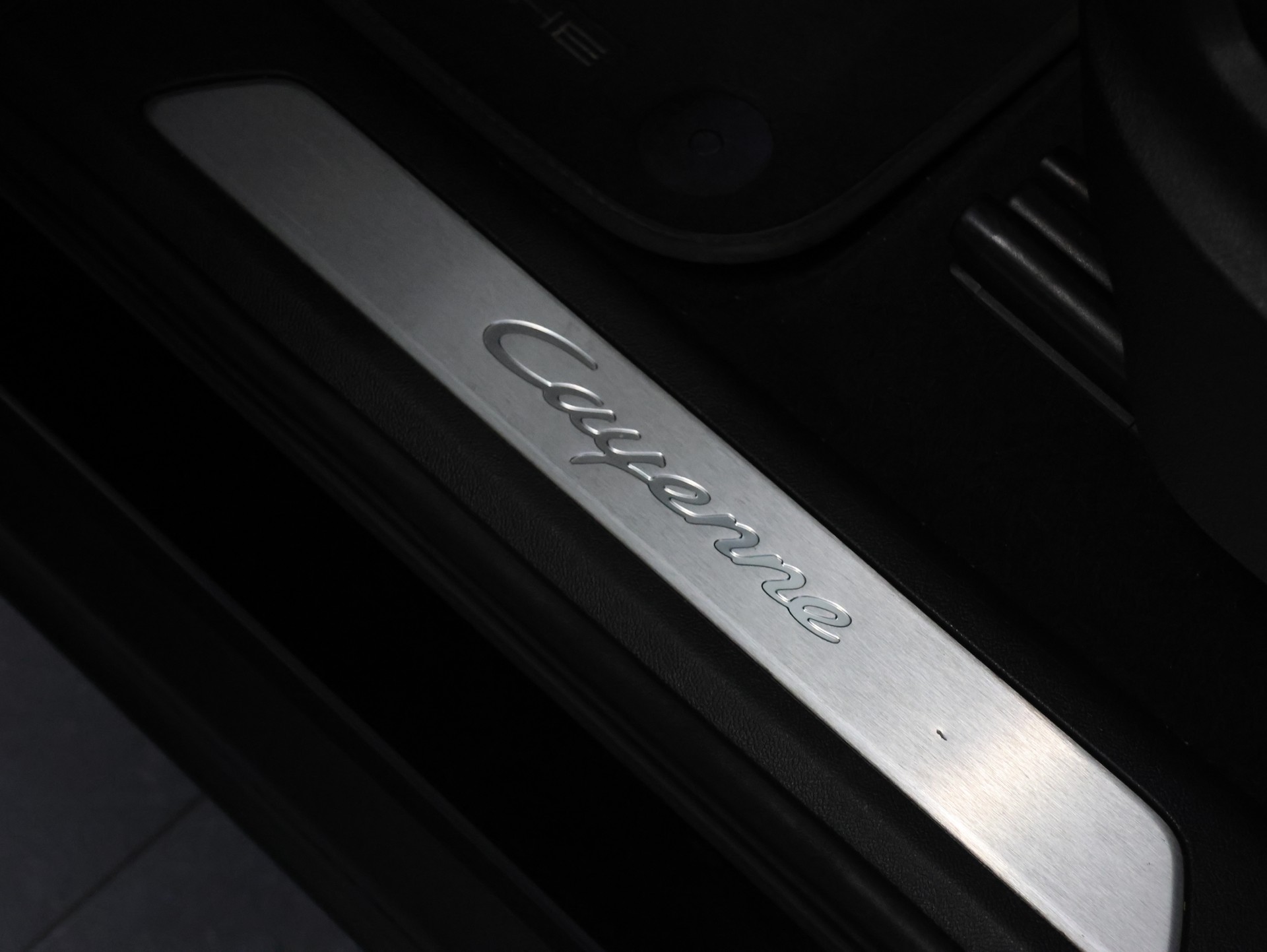 PORSCHE Cayenne E-Hybrid *Panoramadach* *Rückfahrkamera* *Frischer Service*-image-11