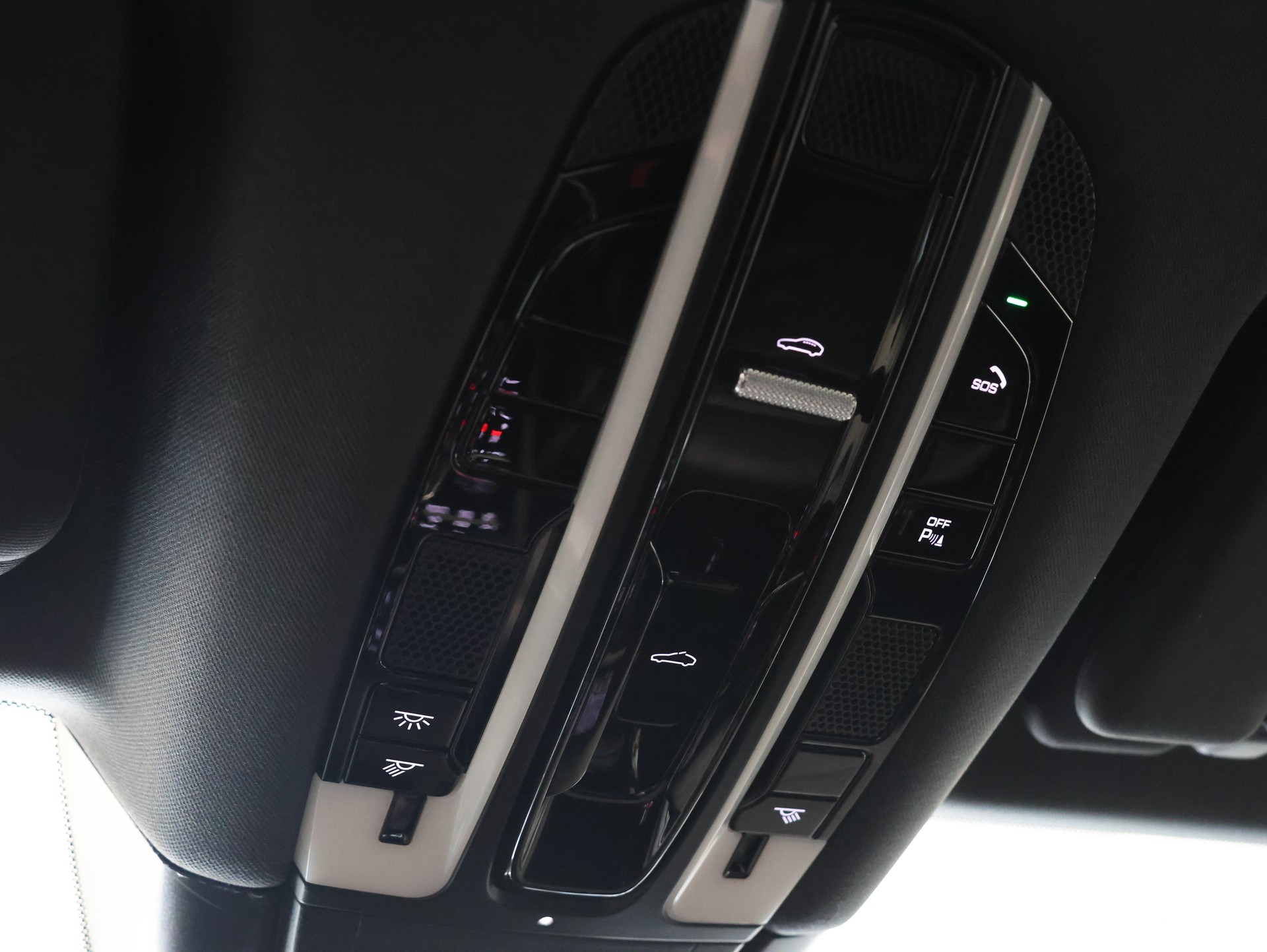 PORSCHE Cayenne E-Hybrid *Panoramadach* *Rückfahrkamera* *Frischer Service*-image-20