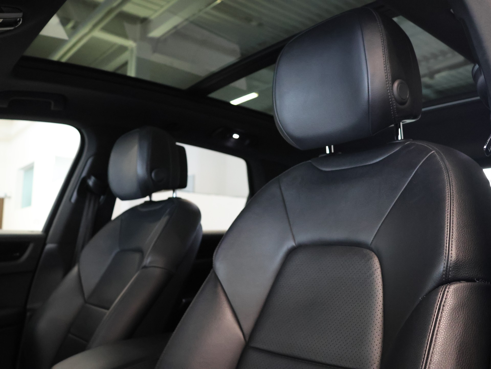 PORSCHE Cayenne E-Hybrid *Panoramadach* *Rückfahrkamera* *Frischer Service*-image-12