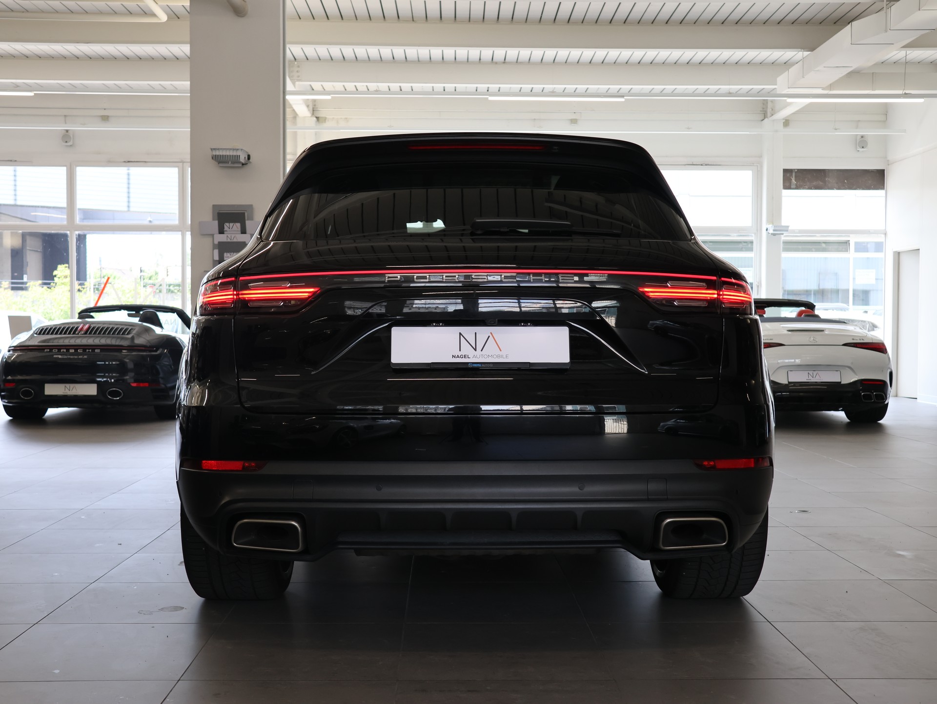 PORSCHE Cayenne E-Hybrid *Panoramadach* *Rückfahrkamera* *Frischer Service*-image-4