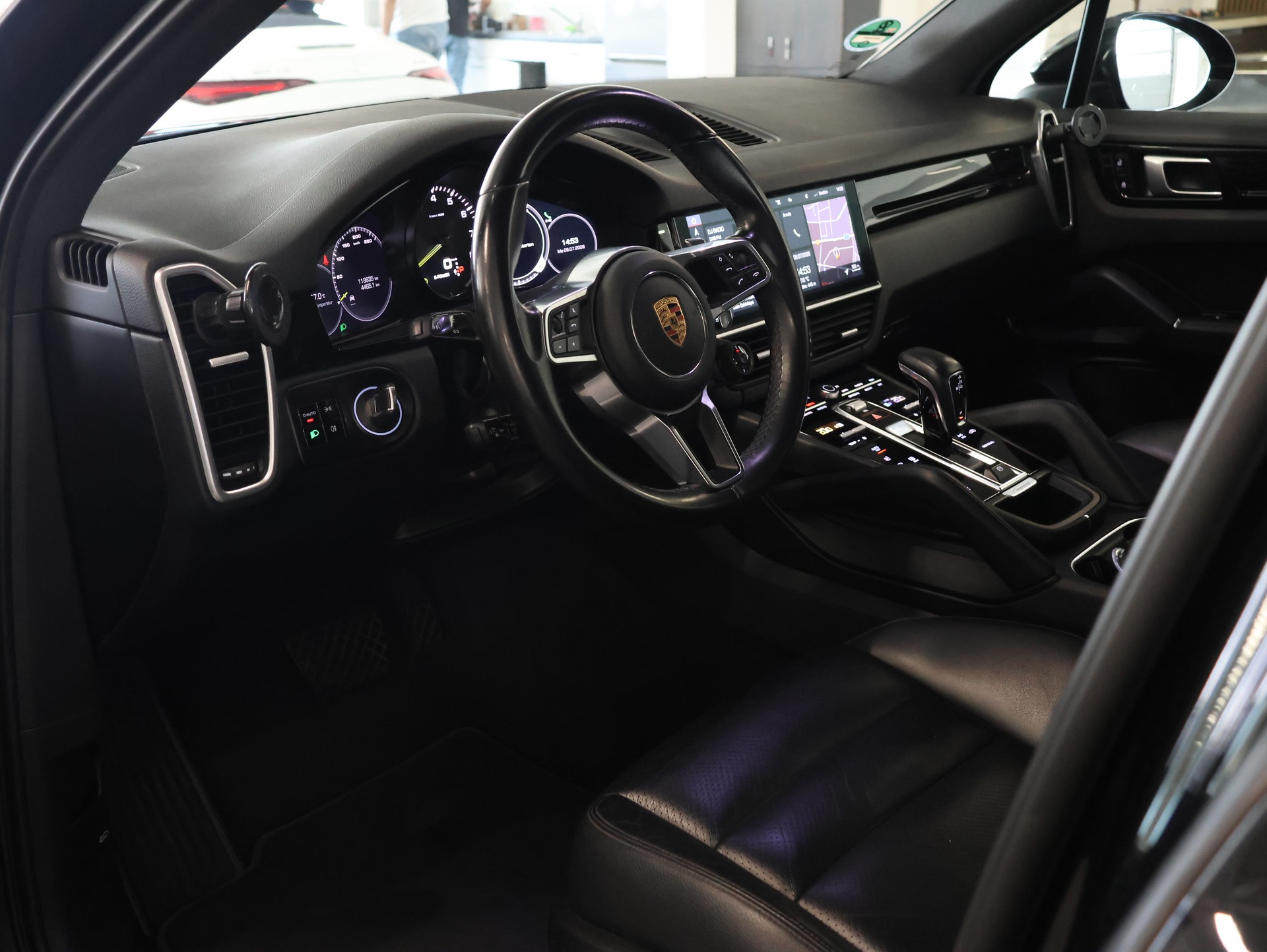 PORSCHE Cayenne E-Hybrid *Panoramadach* *Rückfahrkamera* *Frischer Service*-image-13