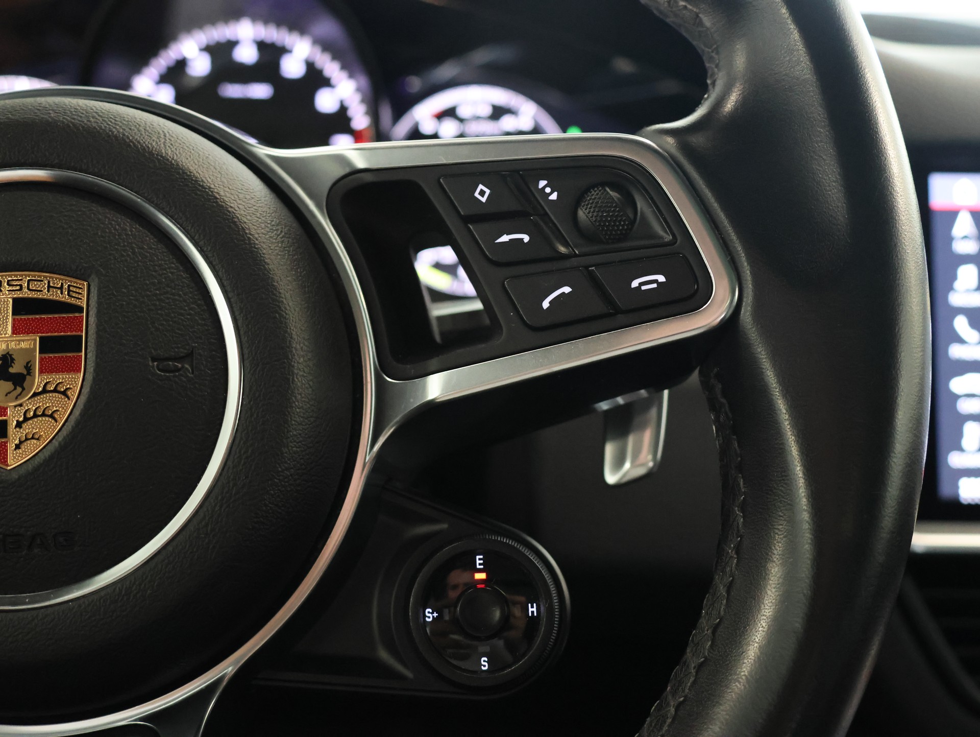 PORSCHE Cayenne E-Hybrid *Panoramadach* *Rückfahrkamera* *Frischer Service*-image-21