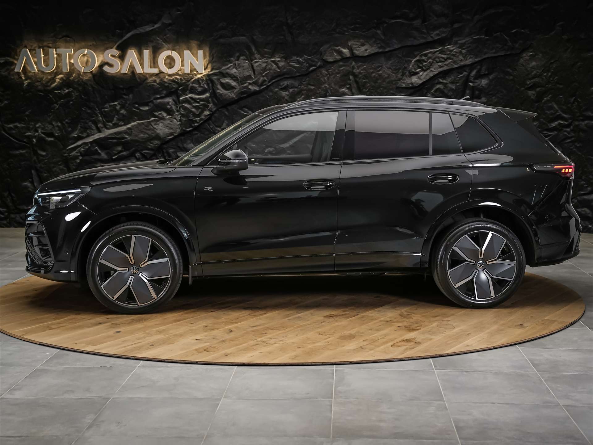 VW Tiguan 2.0 TDI SCR R-Line 4Motion DSG *Massage*Abstandsregler*Panorama*-image-1