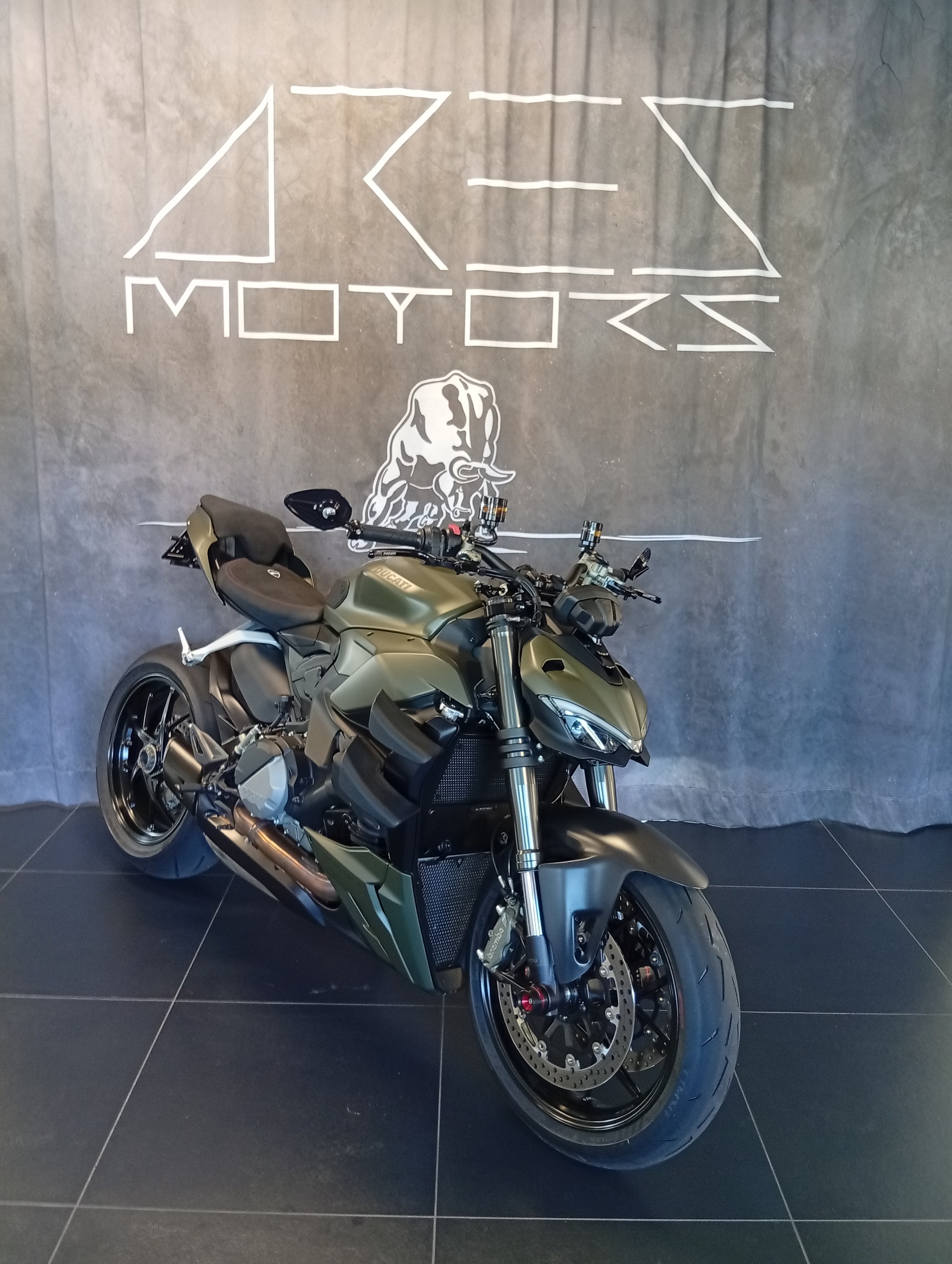 DUCATI Streetfighter V2-showroom-element-1