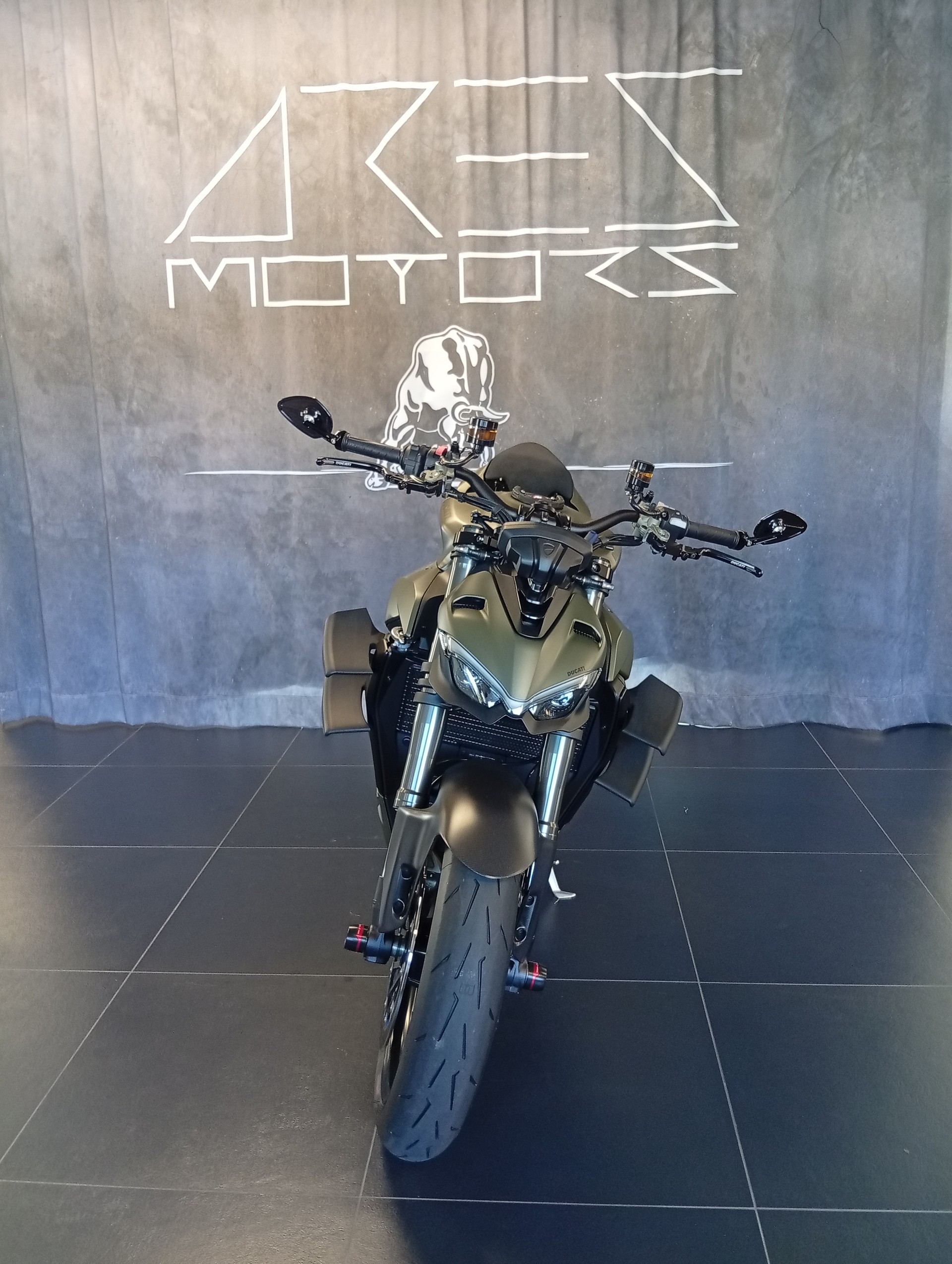 DUCATI Streetfighter V2-showroom-element-2