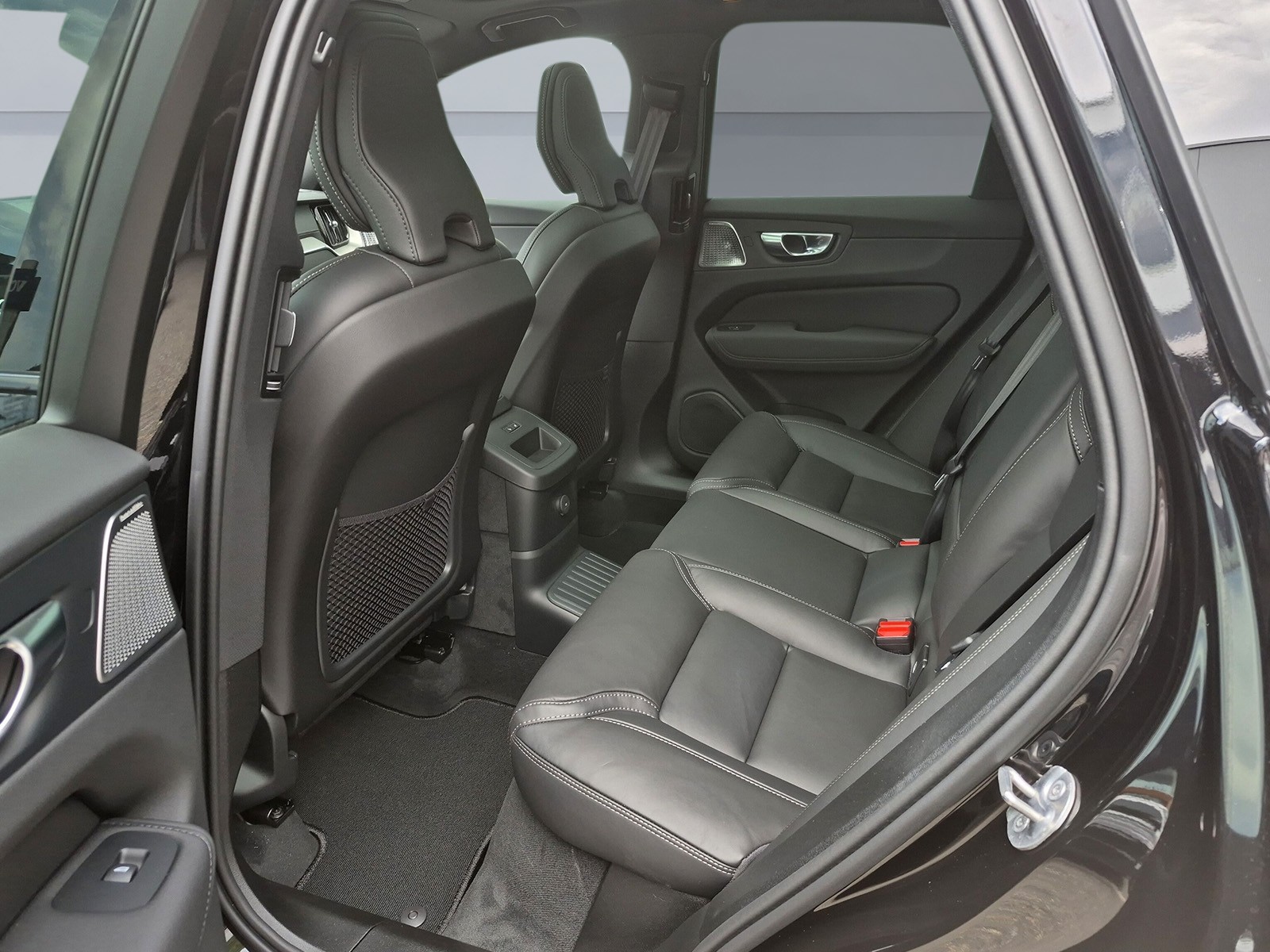 VOLVO XC60 2.0 T6 TE Black Edition eAWD-image-14
