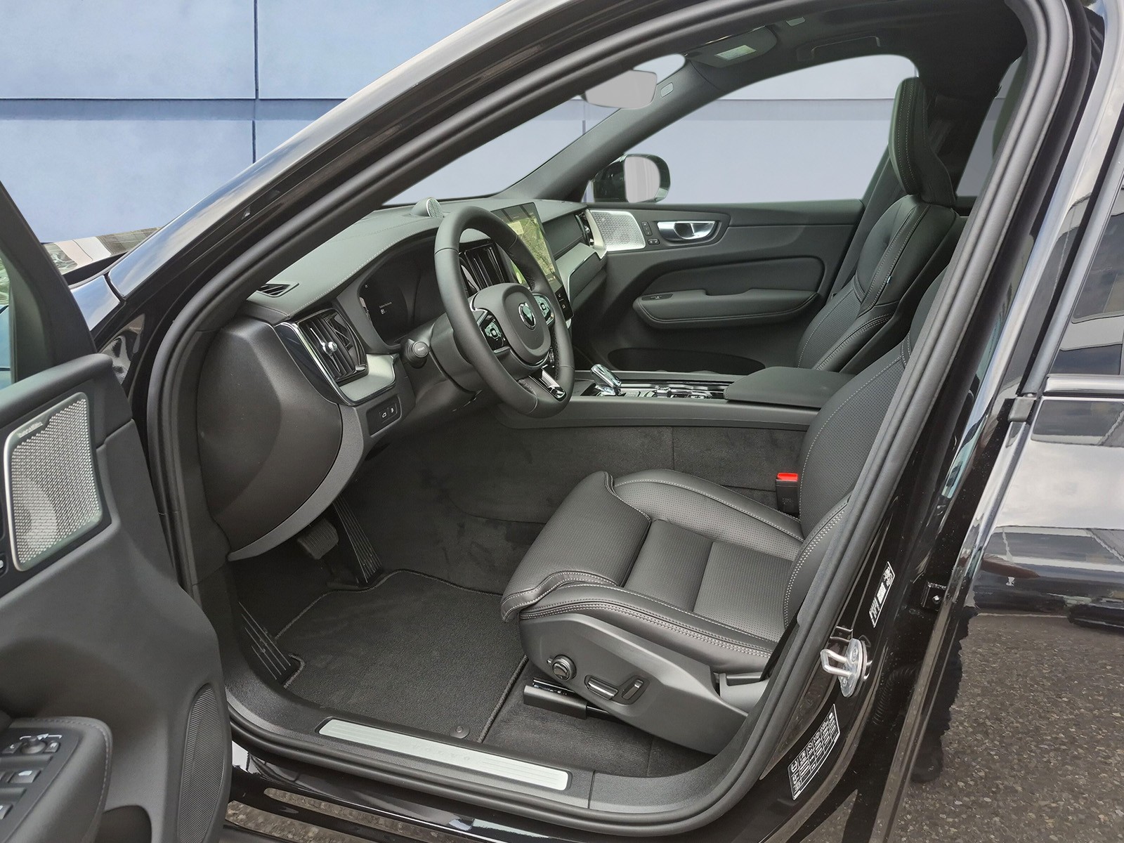 VOLVO XC60 2.0 T6 TE Black Edition eAWD-image-9