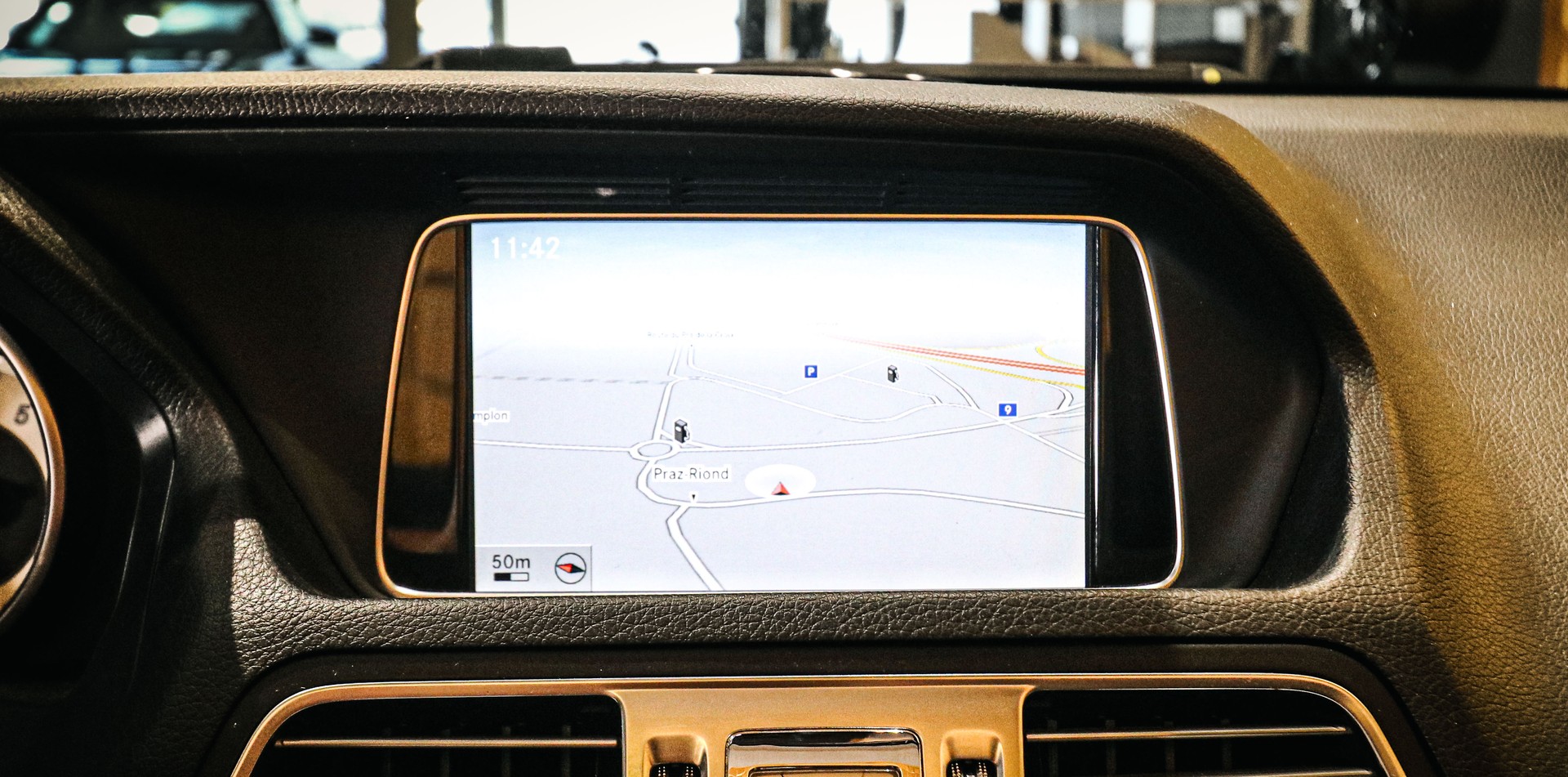 MERCEDES-BENZ E 250 7G-Tronic-image-18