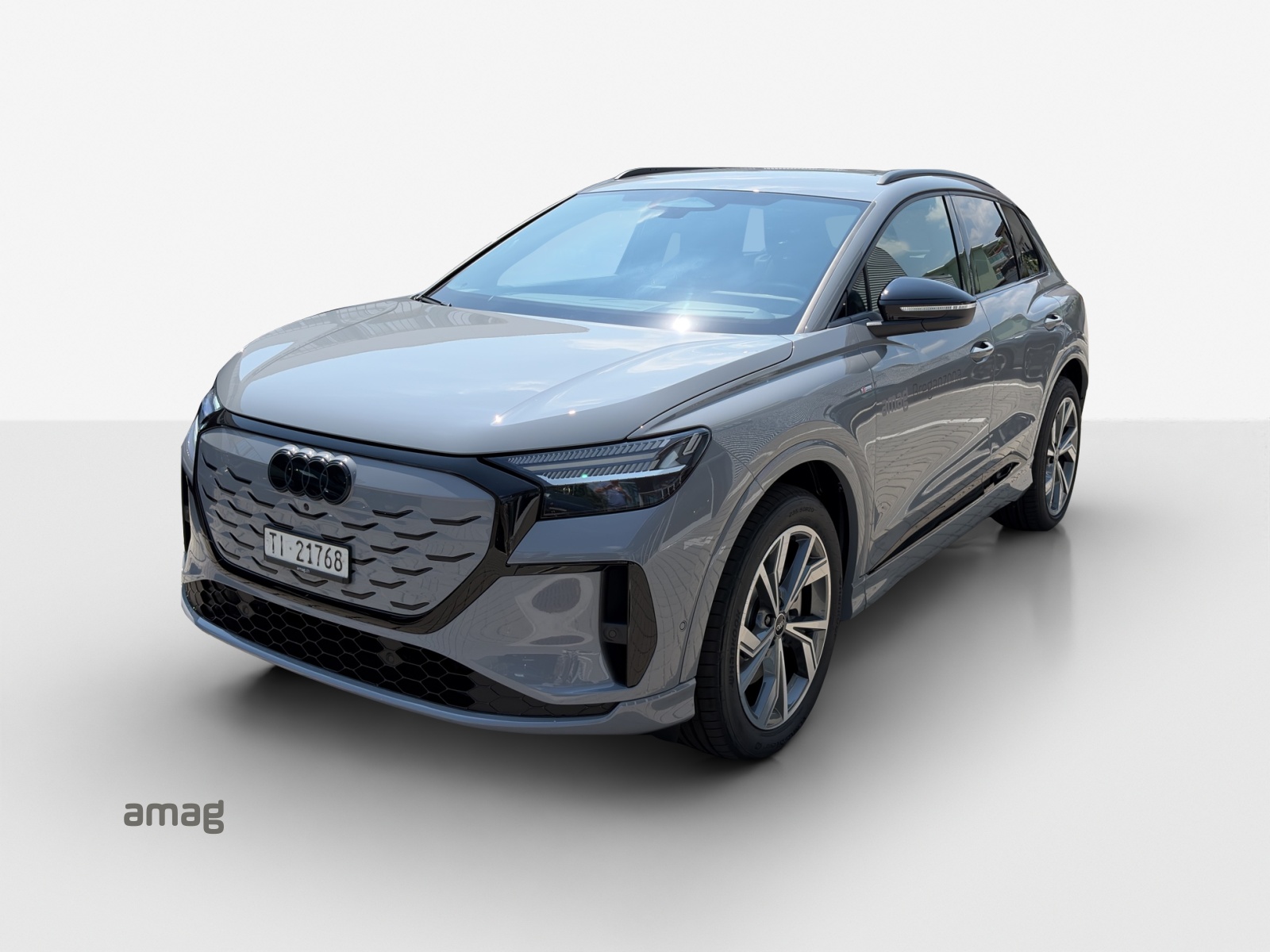 AUDI Q4 e-tron SUV quattro performance Swiss Ski-image-0