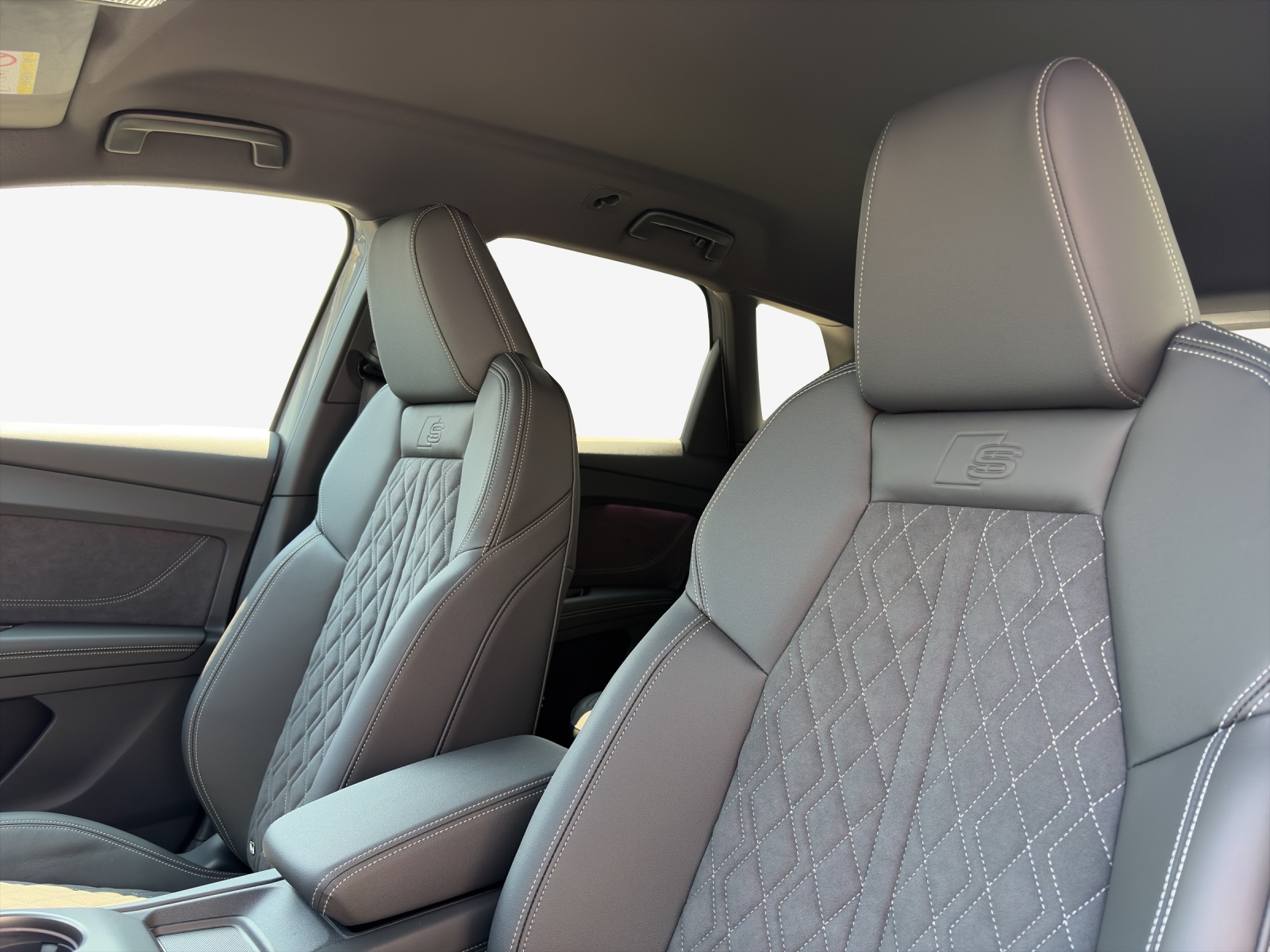 AUDI Q4 e-tron SUV quattro performance Swiss Ski-image-14
