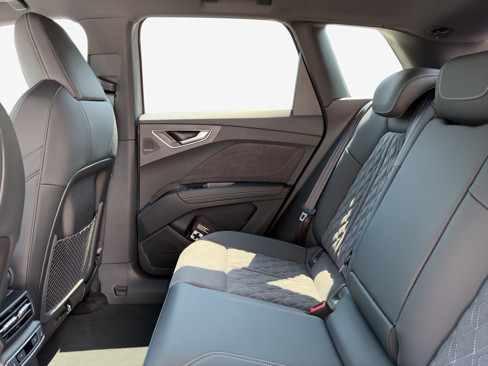 AUDI Q4 e-tron SUV quattro performance Swiss Ski-image-11
