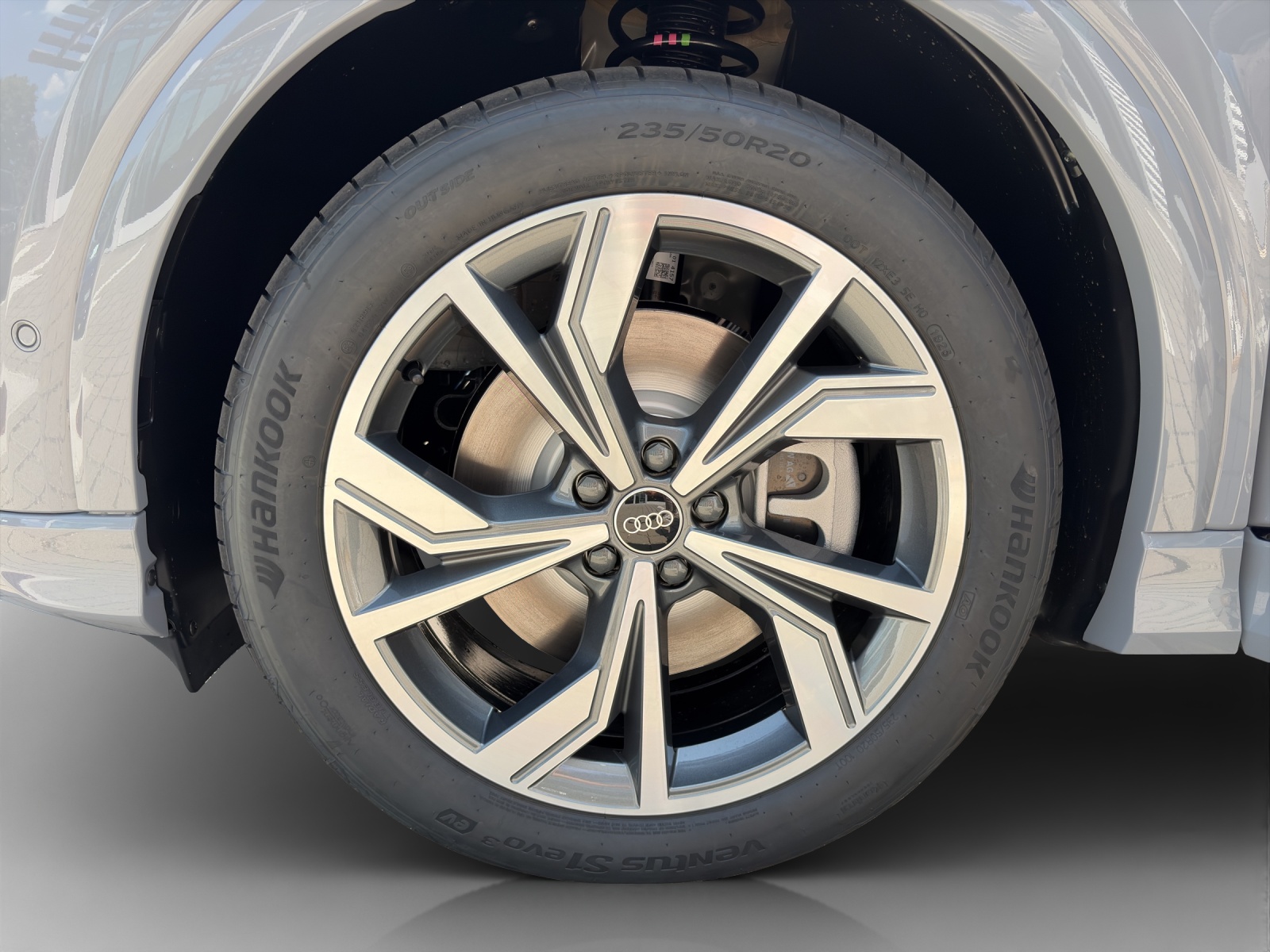 AUDI Q4 e-tron SUV quattro performance Swiss Ski-image-15