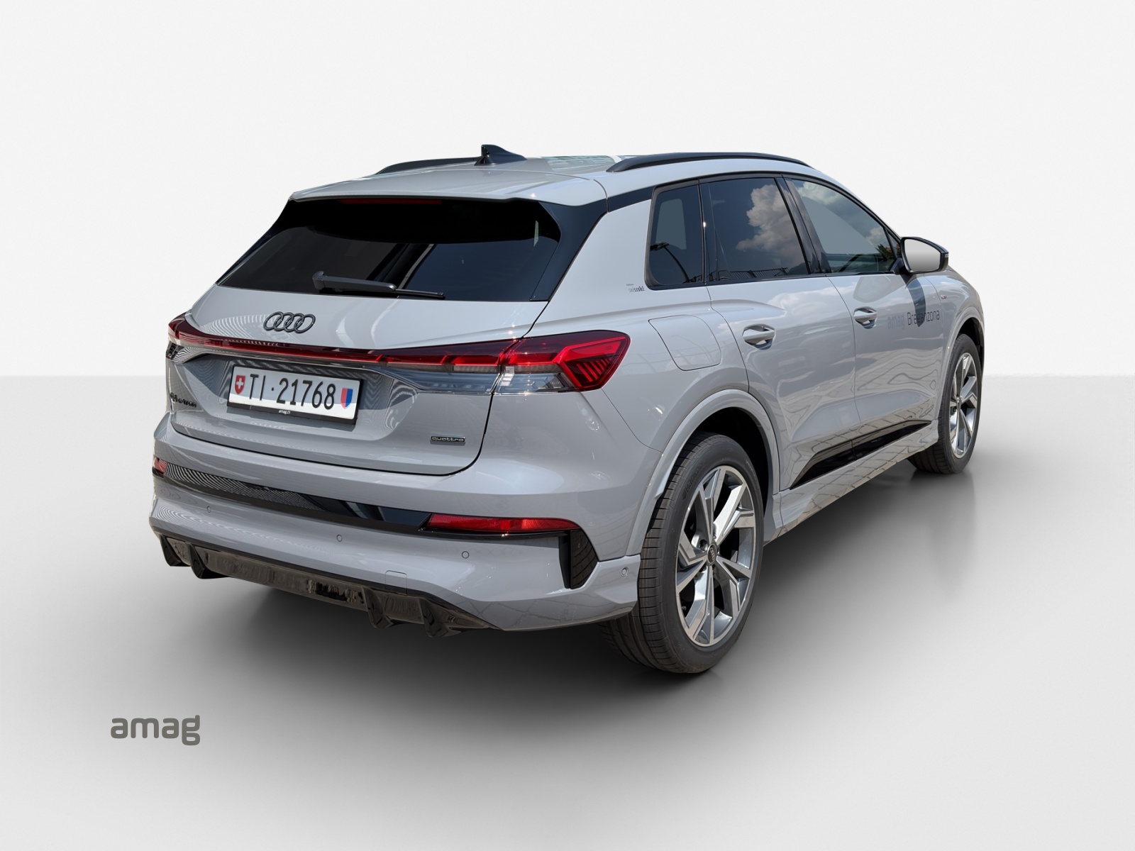 AUDI Q4 e-tron SUV quattro performance Swiss Ski-image-4