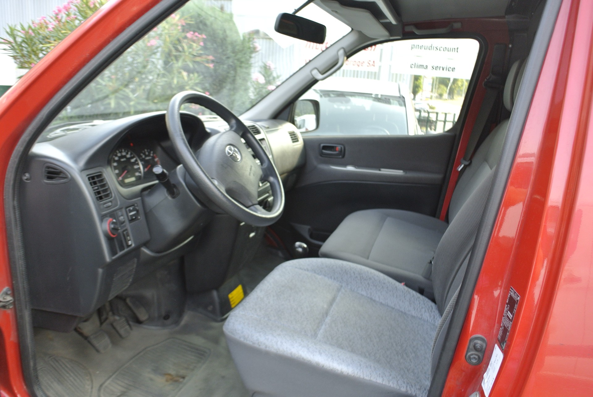 TOYOTA Hiace D-4D Van 4WD SWB-image-8