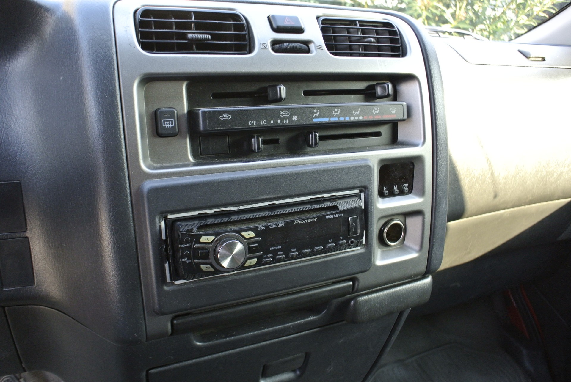 TOYOTA Hiace D-4D Van 4WD SWB-image-14
