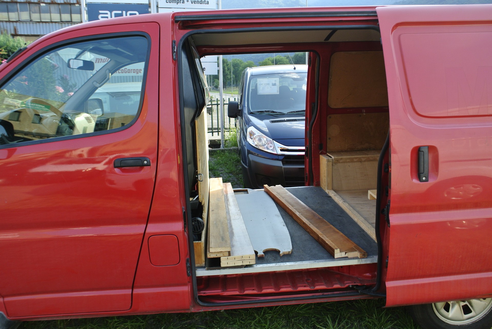 TOYOTA Hiace D-4D Van 4WD SWB-image-24