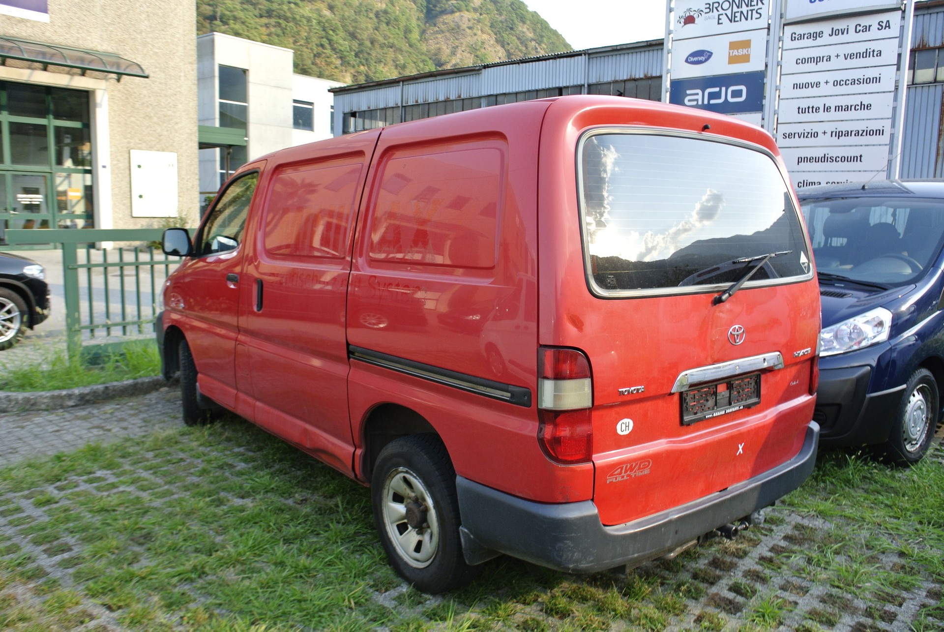 TOYOTA Hiace D-4D Van 4WD SWB-image-5