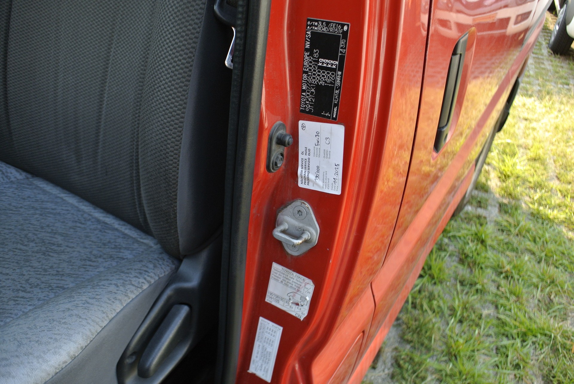 TOYOTA Hiace D-4D Van 4WD SWB-image-19