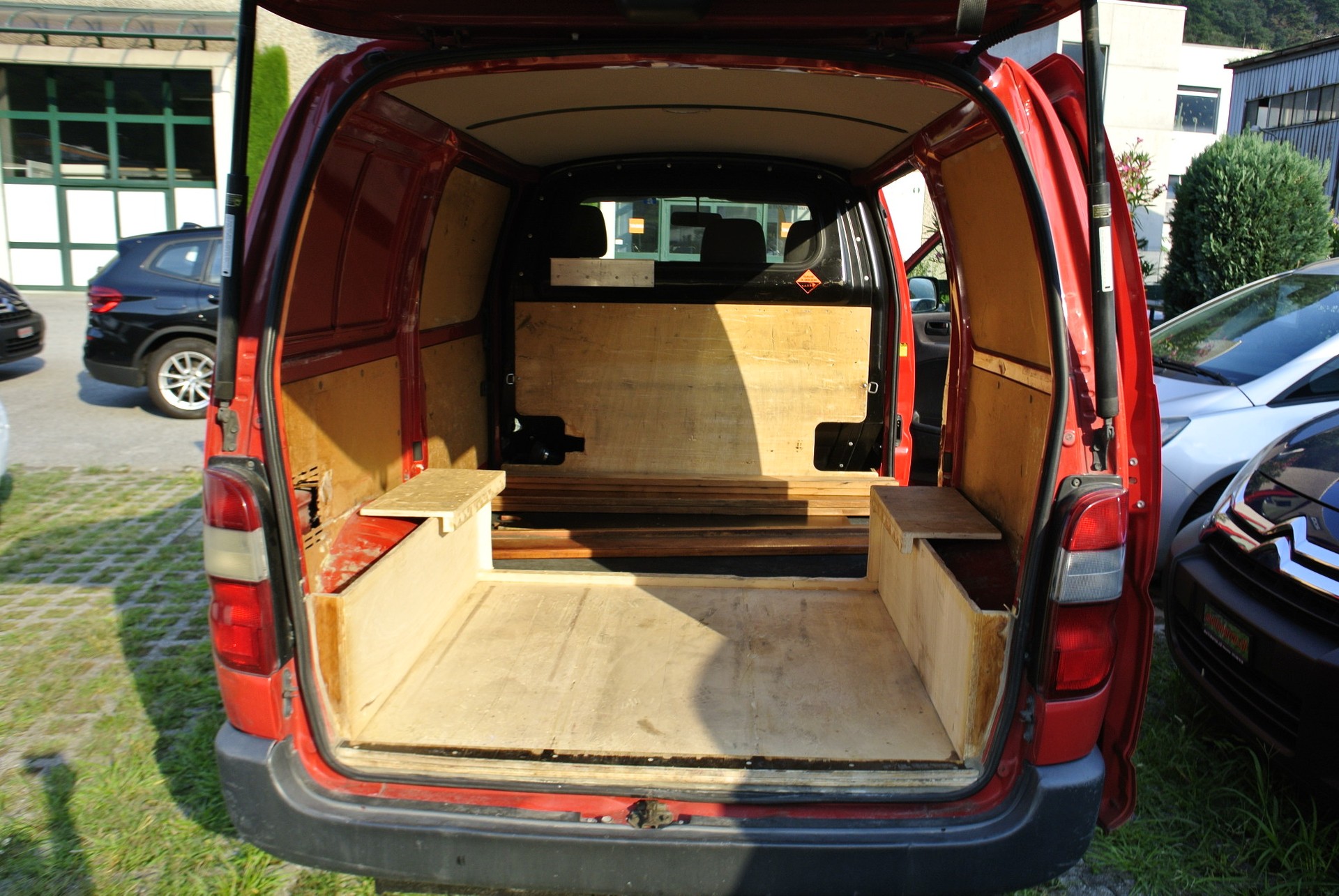 TOYOTA Hiace D-4D Van 4WD SWB-image-11