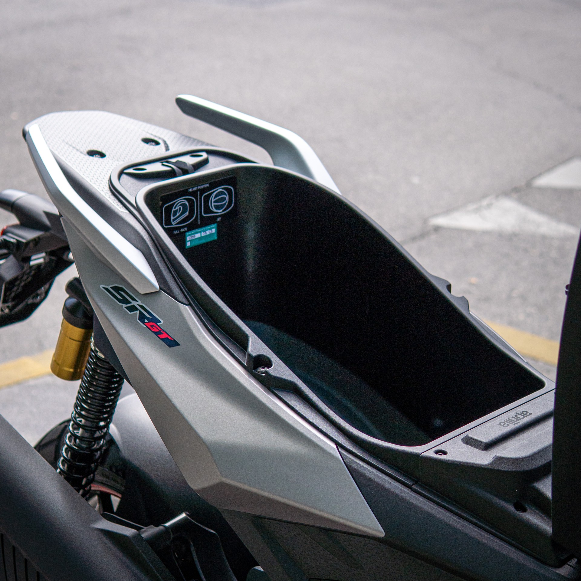 APRILIA SRGT400-image-9